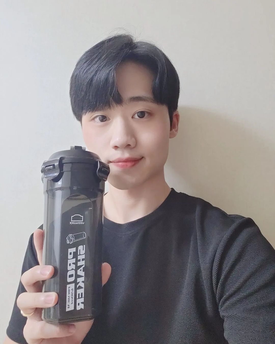 김준태 on Instagram: “#협찬 #광고 프로 쉐이커! 운동할때!!! 평소 물마실 때!!! 흔들어마실때!!! 가루가 많아도 안에 전용믹서기가 있어서 잘 섞여요~~ 그리고 병은 500ml로 적여있지만 690ml까지