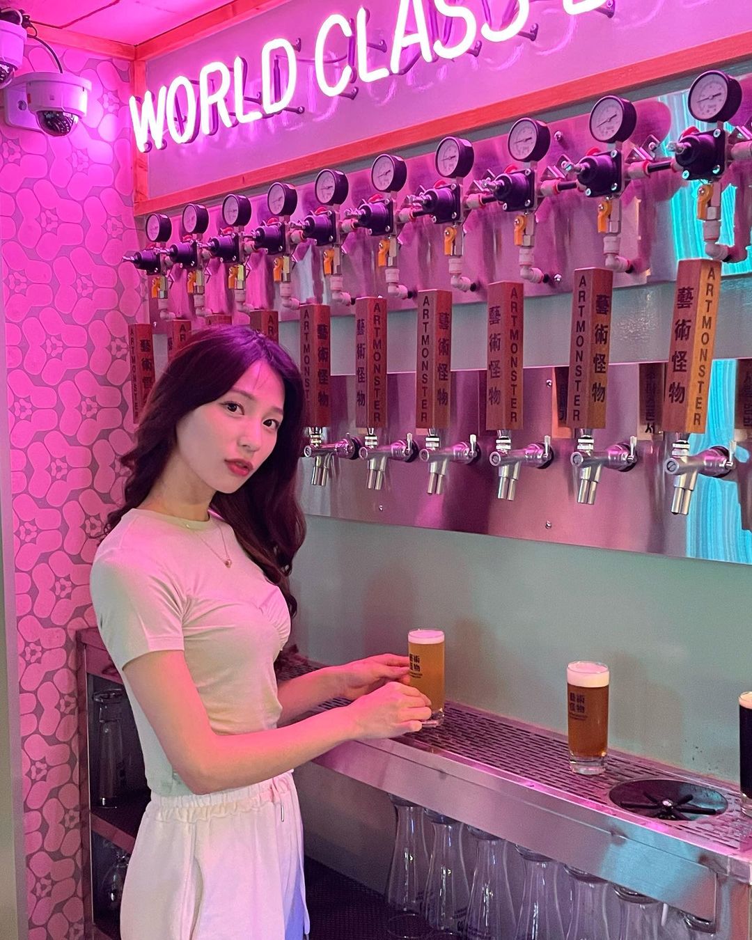 뽀아뽀 | 뷰티 모델 on Instagram: “#광고 @artmonsterbrewery 국제맥주대회 🏆수상한 대표맥주들을 다양하게 맛볼수있는 레트로한 분위기의 치맥➰피맥 맛집❕ 🍻 명동핫플답게 금욜저녁에 테이