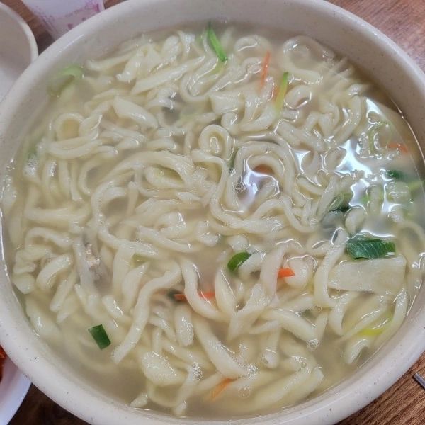 용현동 장미칼국수
간판없는 할머니손칼국수집

아는사람들은 다~ 안다는 동네맛집
칼제비 칼국수 수제비 파전
현금결제만 가능 전화해보고 가셔야합니다.

#용현동장미칼국수 #용현동할머니칼국수 #손칼국수집