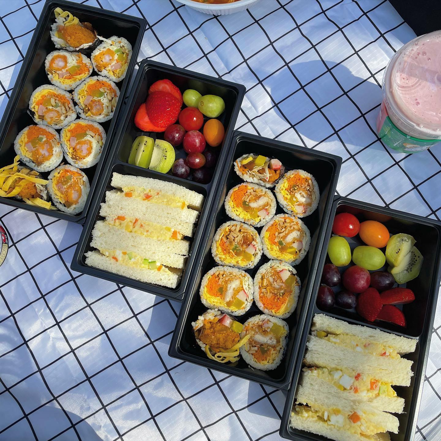 .
드디어 실외 마스크OFF.. 날씨도 너어무 좋고 절로 생각나는 피크닉🌿 깔끔하게 나오는 김밥+샌드위치+과일 세트! 서울숲가면 또 찾을듯😌(+바람 불 때마다 날리는 흙먼지는 덤)
.
📍 서울 성동구 서울숲2길 8-7
💟 #서울숲 #서울숲맛집 #서울숲피크닉 
💟 가격
 - 돈까스김밥 세트 (11,000)
 - 새우김밥 세트 (11,000)
💟 평점 : 3.5