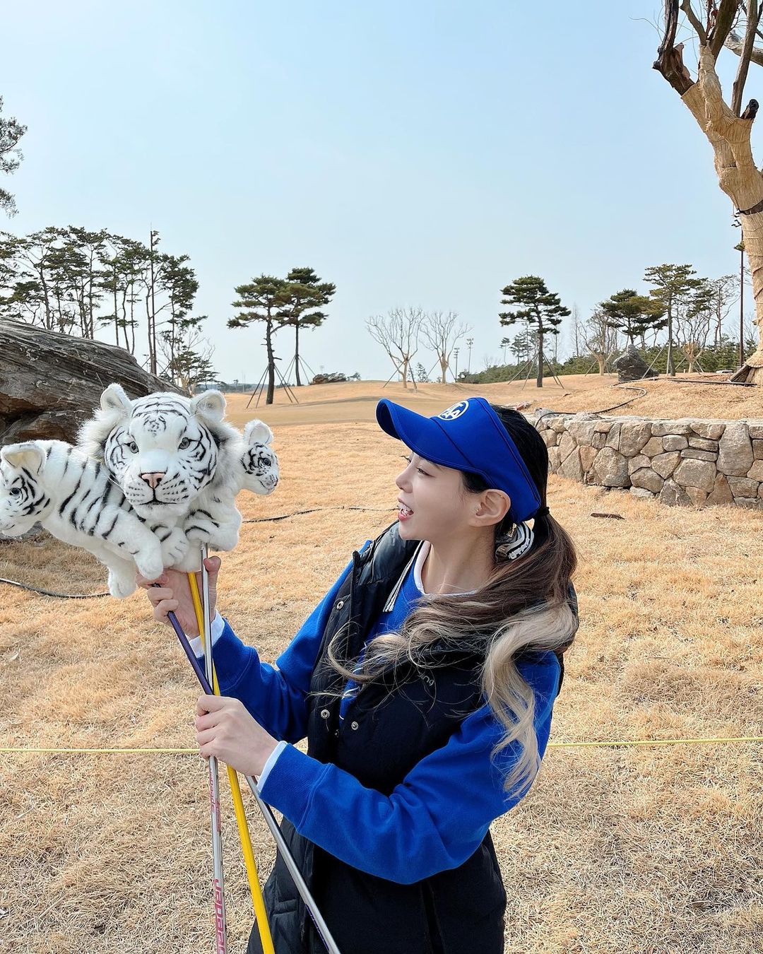 토끼대장_골린이🐰 on Instagram: “넘흐 귀여워🐯 고퀄리티 동물커버는 역시 @hansatoy 🤍 호랑이해를 맞이하야 호랑이 기운 제대로 받고 있어요🙌🏻 올해 라베 가즈아❣️ #한사골프 #hansagol