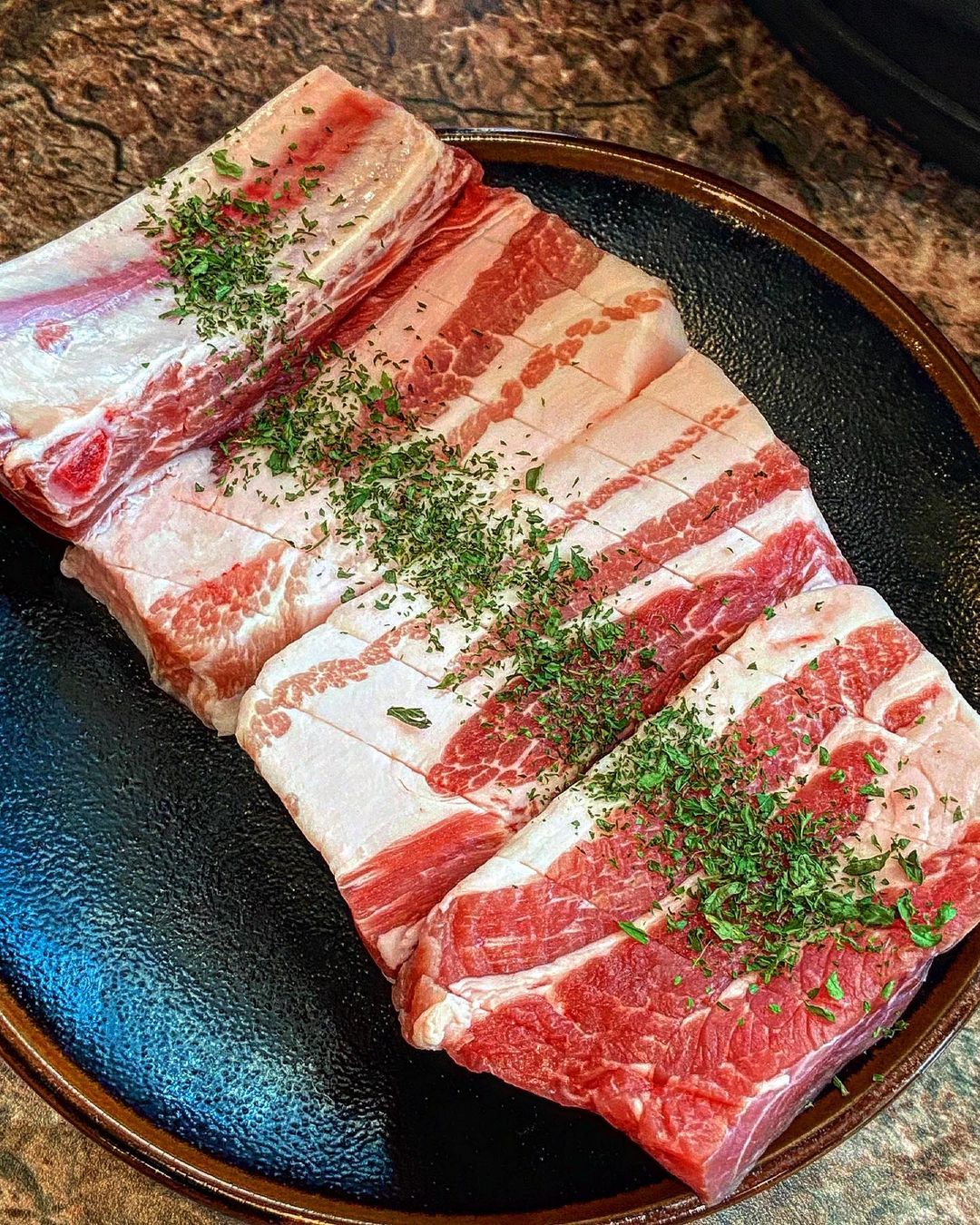 볼살이의 먹스타그램 on Instagram: “#협찬 🥓댓길 🍽메뉴: 포삼겹(17000원) 어제 끓인 김치찌개(6000원) 🟡리뷰: 성수동 포삼겹 맛집 댓길을 다녀왔어요🥓🥓 포삼겹 2인분과 김치찌개를 주문