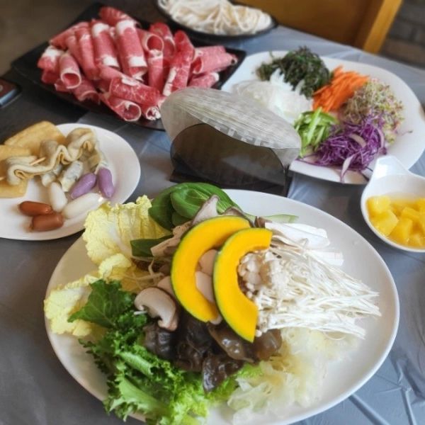 숭의동 진샤브
월남쌈과 샤브샤브 같이 먹을 수 있는 곳
신선한 야채들고 소고기샤브 가격대비 괜찮아서 자주가게 됩니다. 칼국수까지 야무지게 먹고왔어요. 

#숭의동진샤브 #숭의동샤브샤브 #용현동진샤브 #용현동샤브샤브 #샤브샤브맛집 #숭의동월남쌈 #진샤브