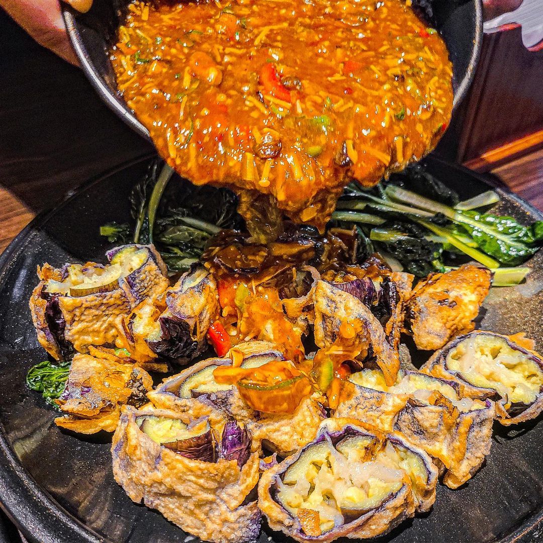 요우리, 맛있는 한 끼 on Instagram: “통가지튀김+특제소스=극락 🥴#명정루 #광고 가지랑 담쌓고 사는 사람이다. 통가지를 튀겨 가지특유의 미끌한 식감을 없앴다. 가지튀김에 특제소스