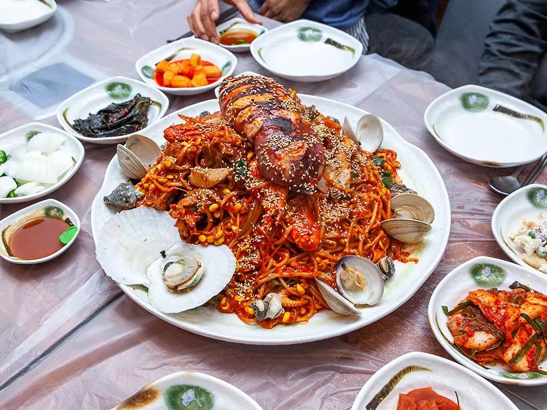 해물찜과 등뼈찜을
한 접시에 맛볼 수 있는
군산의 로컬맛집
산북동 대가감자탕

예약없이 가서
40분의 웨이팅이
지루하긴 했어도
맛있다고 극찬해주신
부모님 덕분에
효도점수 0.1% 획득

1000%가 될때까지
아주 오래도록 내 곁에
계셔 주셨으면 좋겠다

#어버이날 #가족식사 #군산맛집 #대가감자탕 #산북동맛집 #부모님 #사랑해요