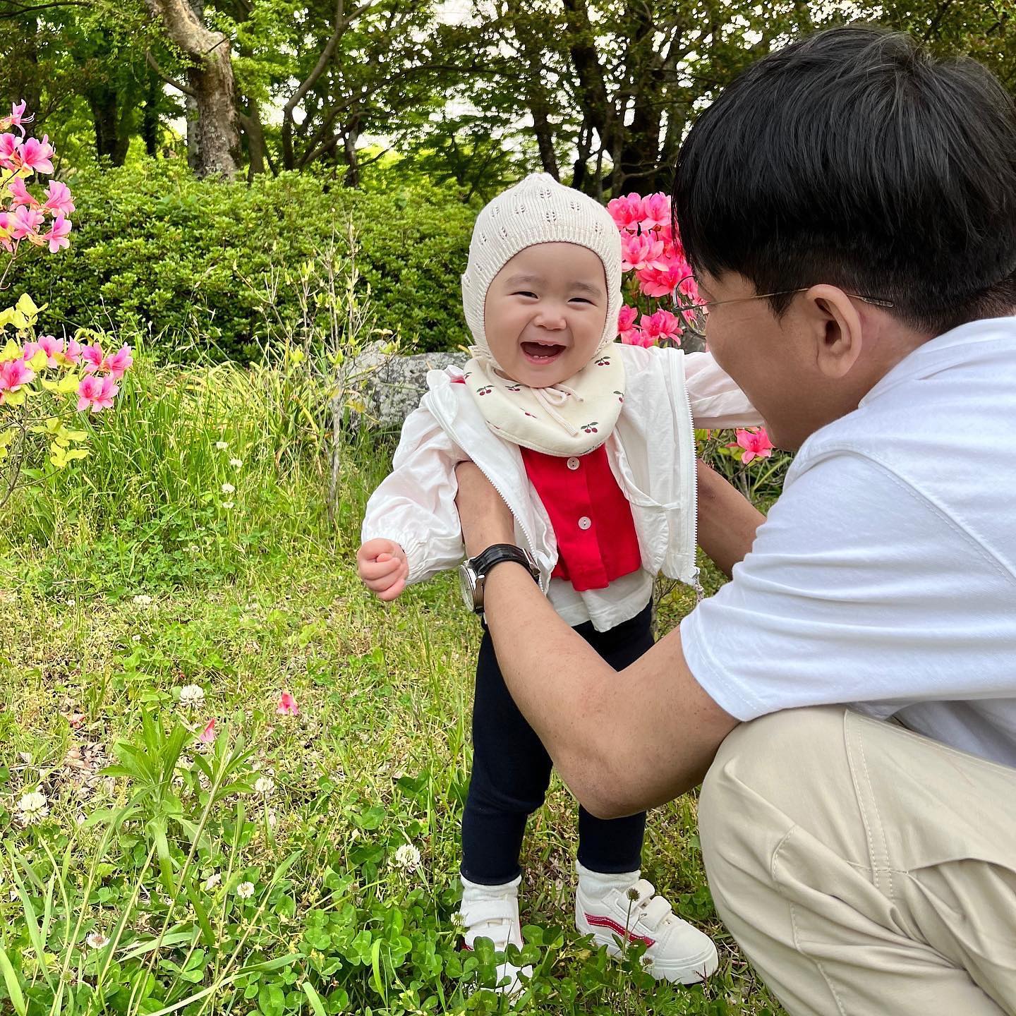 야외에서 첫 걸음마 연습! 
돌잔치 스냅위해 스파르타로 걸어보기🐣 
아빠한테 기대서지만 한걸음 한걸음 떼는데 왜케 신기하고 ㅜㅜ 대견한지.. 🥹

이서 웃음에 오늘도 행복한 하루!
우리딸 사랑해 많이많이 🫶🏻💕💕
엄마 아빠가 아낌없이 사랑해줄게❤️

#제주도 #제주일상 #아빠와딸 #딸맘 #육아중 #육아맞팔
#제주도민 #한라수목원 #주말끝 #걸음마연습 #11개월아기
#인스타베이비 #아기그램 #소띠아기 #나의이서💕 #딸바보
