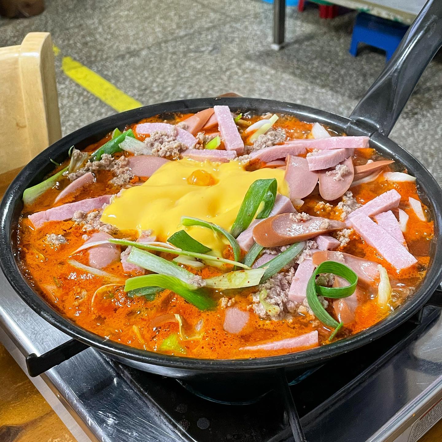 #평택맛집 #김네집 

🔥 김네집 뿌시고 왔슴다👊🏻
흐앙 여기 진짜 맛있어요!!💜
햄 한가득에 치즈 녹은 국물에 
달달한 파, 양파.. 쓱쓱 비벼 먹는 밥까지..

2인분이 3인분 같았지만, 라면사리.. 포기할 수 없다 !!
라면사리 안 먹었음 땅땅 후회할뻔????
절반 먹었을 때 라면 꼭⭐ 넣어먹기 약속👊🏻

포장 한 바가지 해올걸😭
집 가는 길에 생각나버렸다..또 가야지 모🤣

#김네집부대찌개 #평택국제중앙시장 #맛집탐방 #맛집투어 #동네에 #있었으면좋겠다 #맨날가게