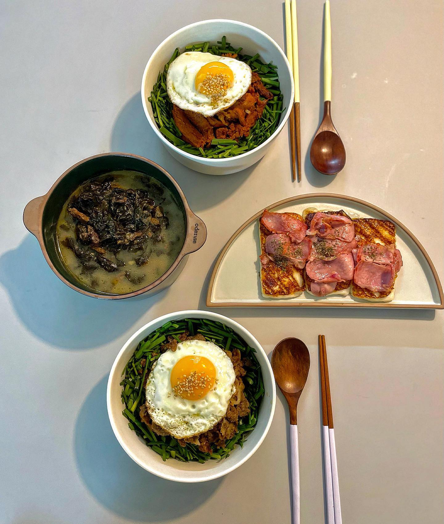 오늘 저녁은
#부추비빔밥 #구워먹는치즈 소고기미역국❣️

집에 부추가 남아있어 부추비빔밥을 해보았슙니당ㅎㅎ

고추장불고기 , 간장불고기 따로 해서
각각 넣어주고 부추로 둘러주었어요! 
비빔밥에 넣는 계란은 반숙이 국룰이쥬❤️‍🔥

구워먹는 치즈는 한번도 안먹어봐서 궁금해서 사봤어요~!!! 
베이컨도 구워서 올렸답니다😖 얼른 먹어봐야겠어용🤭🤭

모두 맛저하세요🌼