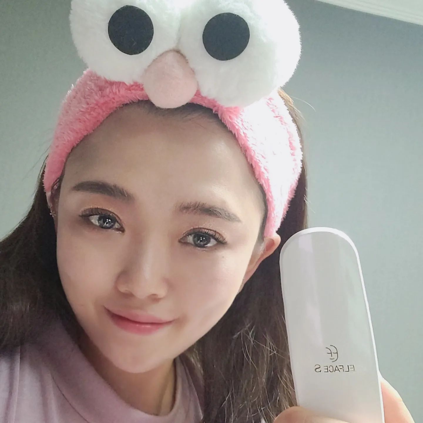 #체험리뷰 #엘페이스S

결혼 전에는 1일 1팩을 기본으로 하고
기초 화장품만 17가지 정도 바르고

괄사부터 갈바닉, 저주파, 고주파, LED 디바이스 등
기기에 관심도 많아서 다양하게 사용해본 1인

임신부터 출산 후 지금까지..
얼굴에 팩 올려본 일이 손에 꼽아지고

뚜니 케어하고 집안일까지 마치면 기본 11시~12시
나를 위한 시간을 갖는 일이 너무 어렵더라구요

기기들은 큰맘먹고 꺼내도.. 하루이틀 하고 잊혀지고
충전해야돼, 선 꼽았다 빼고 정리 해야 하고
번거롭기도 해서 사용 안하게 되구요

때마침 새로운 뷰피 디바이스에 당첨이 되서
체험 해 볼 수 있었고, 후기도 남겨 봅니다

힘을 주어 누를 필요도 없고
문지를 필요도 없는 제품이어서
화장한 얼굴 위에도👌

저는 이마가 봉긋하기 않고 눈썹 위가
움푹 패인 이마여서.. 컴플렉스 중 하나인데

나이가 들면 헤어라인부터 아래로 쳐져서
얼굴에 노화가 시작되는 거라니 😖으악!
다들 이마부터 관리 해 주세요(별표)

한 포인트 당 30초 정도씩 관리하면 좋다는데
느낌이 익숙하지 않아서 살짝 움직이기도 하고
원을 그려서 문질 해 주기도 하고 있어요(영상참고)

요즘 힘든일이 많아서 얼굴이 만신창이..
헤르페스 또 와서 입가도 난장판인데..
영상후기 큰마음 먹고 남깁니다🙈

처음엔 찌릿하는 느낌이 너무 이상했는데
지금은 어느정도 익숙해지고 통증이 심한 부위는
더 중점적으로 관리 해 주면 좋다고 해요

저는 체형이 새가슴+가슴큼 옆통이 큰편인데
승모근까지 하늘로 치솟아서.. 목은 더 짧아지고
어깨는 더 두꺼워지고 통증도 너무 심하고

어깨결림+승모근 통증 이제 만성이 되버렸고
스트레칭을 자주 하고, 자세도 중요하지만
자주자주 이완하고 풀어주는게 중요하잖아요

그런데 매일 마사지 받으러 다닐 수도 없는 노릇이고
비용도 생각하지 않을 수 없는데..
며칠 꾸준히 사용한 결과, 확실히 뭉침이 많이 풀리고
이완이 좀 되어 통증이 덜한 상태에요

그래서 혹시나.. 림프절에도 사용이 가능한 제품인지
문의 했더니 사용이 가능하다고 해서
(보통 고주파/저주파 기기는 림프절 같은데는
사용하지 말라고 안내 해 주더라구요)

이제 림프 마사지도 👉엘페이스S

제가 각종 뷰티 디바이스들이 있는데
보통은 유선이고 간혹 충전하여 사용하는 제품도 있지만
대부분은 기기 자체의 무게가 상당해서

LED 마스크는 얼굴에 올려 놓으면 코가 꺼지는 기분이고
고주파 기기는 2~3분 하면 팔이 아프고.. 손목도 아프고
그나마 제일 자주 사용하던게 페이스 갈바닉 기기였는데

이 제품은 AA 건전지 2개 일 10분 사용 기준으로
6개월이 사용 가능한 제품이고

배터리 내장이 없기 때문에 무게가 100g밖에 안되요
정말 가볍고 그립감이 좋아서 사용하기 편리해요

요즘 이제품 침대 머리맡에 꺼내놓고
매일매일 사용하고 있는데..
아침에 확실히 개운함이 달라서

안마의자보다 이게 낫겠다.. 싶어요ㅋㅋ

전화로 체험단 당첨 연락받고
👨‍🔬뚜니파파한테 자랑하고 이 제품 언제오나..
택배만 목빠지게 기다렸는데

제품 받고 포장 뜯으면서 감동..

자석으로 여닫음이 되는 고급스러운 박스에
종이로 씰링까지 붙어있고.. 뜯어보니
소프트 파우치에 담겨서 지퍼로 된 가죽 파우치에
한번 더 담겨 있더라구요 (배터리까지 깨알 포함!)

사용설명서 이외에도 저한테 맞는 관리법까지
세심하게 적어서 보내주신 추가 설명서까지
완전 감동의 물결😭

전기가 잘 통하는 전해질 성분의 사해소금으로
만든 전용 젤까지 같이 보내주셨어요
하나하나 정성껏 준비해서 보내주신 마음이
느껴져서 정말 감사했습니다

이미 펀딩 목표 달성 하셨지만
남은 6일동안 더 많은 분들이 제품에 대해 알고

고민하고 계신 분들이 있다면,
체험단 분들의 후기를 꼼꼼히 보시고
저처럼 좋은 효과를 직접 경험하시면
너무 좋을 것 같아 후기 남겨 봅니다!

혹시.. 인친님들도 관심 있으시다면
와디즈 엘페이스S 검색 해 보세요!

#와디즈 #와디즈펀딩 #체험단 #체험후기
#뷰티디바이스 #뷰티디바이스추천