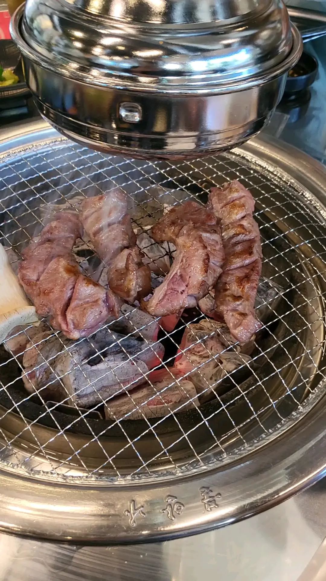 < #동춘동맛집 _ #푸줏단 >
#블로그체험단 으로 다녀왔지만, 진짜 찐으로 추천하고 싶어서 인스타에도 올려요...

- #통갈매기살 1인분 13000원
통갈매기살 진짜 JMT... 갓장아찌랑 시금치장아찌랑 싸먹으면 진짜 맛있어요ㅠㅠ 
물냉면이랑도 너무 잘 어울리고 최고
- #계란찜
부들부들치즈계란찜 🌽 옥수수가 콕콕 박혀있어요. 고소하고 굳!
- 물냉면
오늘 같이 더운 날씨에 물냉 해장 하셔야죠!

직원분들도 너무 친절하셔서 기분 좋게 먹고 나왔어요. 오늘 어린이날 이벤트로 폴라로이드도 찍어주셨는데 할머니랑 좋은 추억 남기고 왔어요💓
#으른이날 제대로 즐기고 왔습니다!

#릴스타그램 #먹방 #먹방스타그램 #연수구맛집 #연수구고깃집 #맛집 #맛집추천 #먹스타그램 #foodie #food #갈매기살 #갈매기살맛집