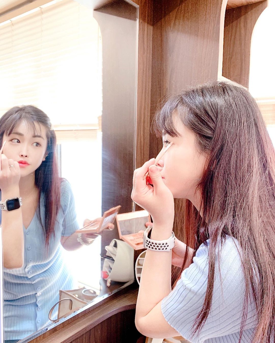 김뿌잉 on Instagram: “#광고 항상 아침 샵 출근해서 메이크업하는편인데 파우치에서 화장품 꺼내쓰기가 찾기도 번거롭고, 파우치안 정리가 잘 안되었는데, 귀여운 수납함에 넣어