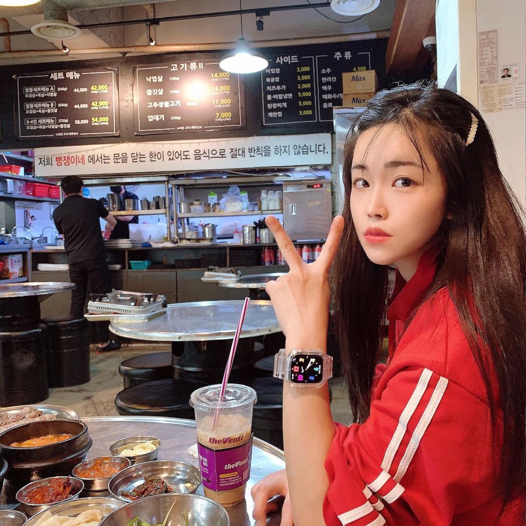 김뿌잉 on Instagram: “#광고 땀 안차고 어디에나 잘 어울리는 애플워치 투명스트랩 이쁘고 좋당! 여름 내내 애플워치 스트랩으로 차고 다닐듯 시원해보여 좋아유. 일체형이라서 끼