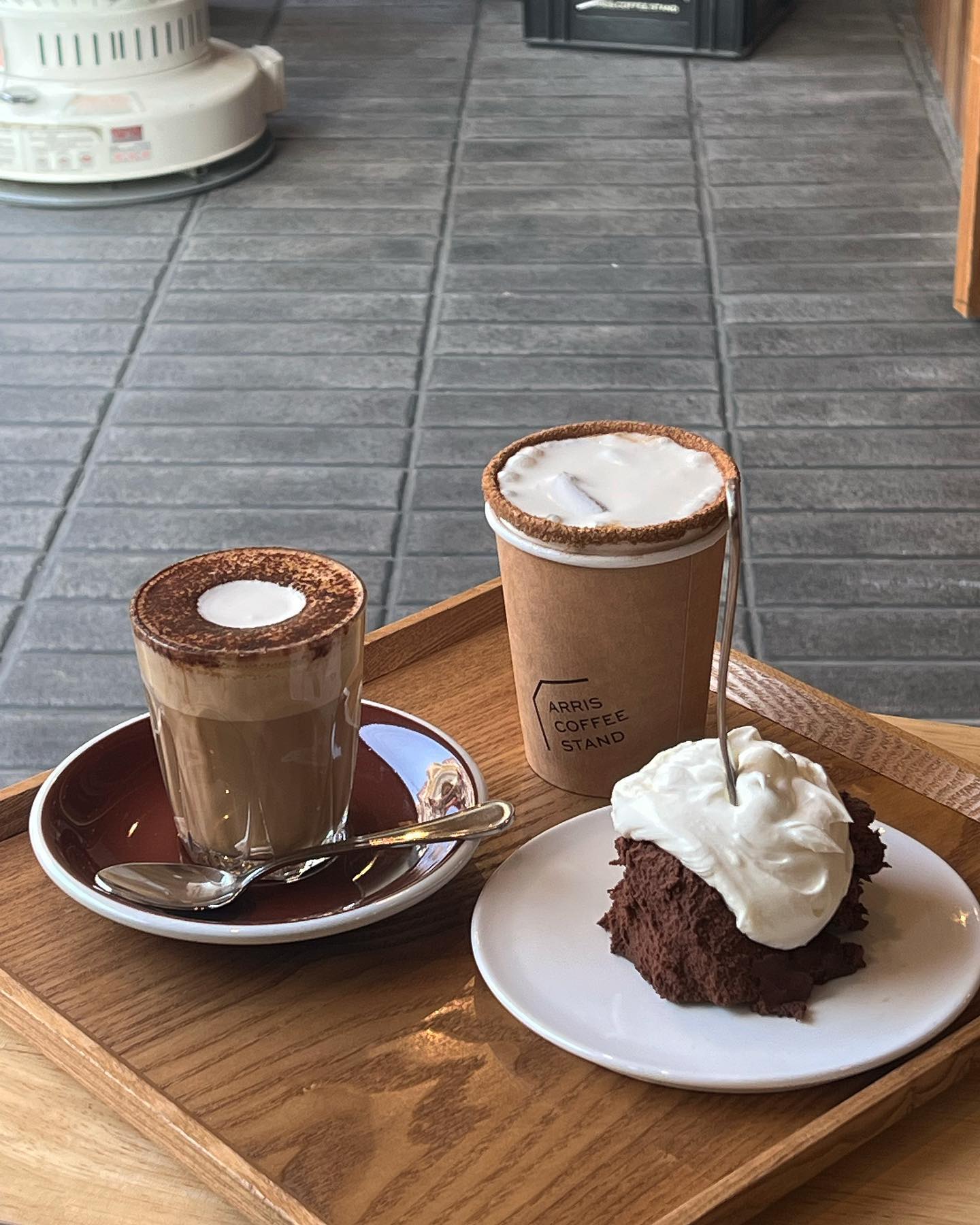 📌 대구 교동 #애리스커피스탠드

어쩌다 재방문해서 발견한 취향저격 디저트맛집💞

🍫초콜렛무스는 딱 부드러운 브라우니맛, 얘만 포장 왕창해서 먹고싶었어요😆
☕️가격대도 착하고, 아메리카노부터 라떼종류까지 다 맛있어요👍🏻

#교동카페 를 찾으시면 추천드려요💞