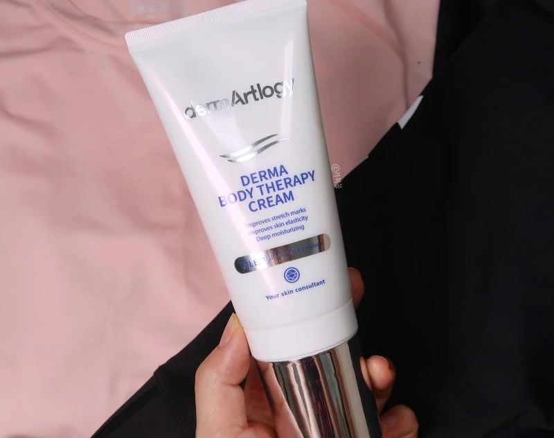 최근들어서 집에 있는 시간도 길어지고,먹고싶은것도 많아져서 그런지 살이 확 쪄버렸어요🤦🏻‍♀️

그러다보니 배와 허벅지 쪽에 눈에 뜨게 튼살자국이 보이고,
장시간 서서 일하다보니 부은 다리는 물론 처진 팔뚝도 너무나도 신경쓰여서

부분,부위별로 꼼꼼하게 케어해줄수있는 더마트로지 더마 바디 테라피 크림을 겟 했답니다❤

제형 자체가 전체적으로 너무 묽지도 되직하지도 않은편인데 또 흡수가 빠르고 산뜻하게!

겉은 보송 속은 촉촉하게 마무리되니
사계절 내내 사용하기에도 적합하고 또 전성분도 ewg 그린등급이라서 민감한 피부를 가지고 계신분들도 무난하게 사용하기 좋겠다 싶더라고요!😌

평소에 사용하던 튼살크림과 다른점이 있다면 전용 부스터볼 어플리케이터가 내장되어있어
매번 바디케어를 할 때마다 꼼꼼하게 마사지까지도 할 수 있다는 점?👏🏻

얼굴, 복부, 엉덩이, 허벅지 리프팅은 물론!
튼살로 인한 붉은 선 완화에도 도움이 된다고 하니 매일 꾸준하게 10분씩 투자하며 사용해 주고 있어요:)

평소에 저처럼 쉽게 붓는 다리,처진 팔뚝과 튼살로 인해서 고민이셨던분들께 추천해드려요!

#ad#더마트로지#더마바디테라피크림#셀룰라이트크림#튼살크림#전신리프팅케어#붓기개선