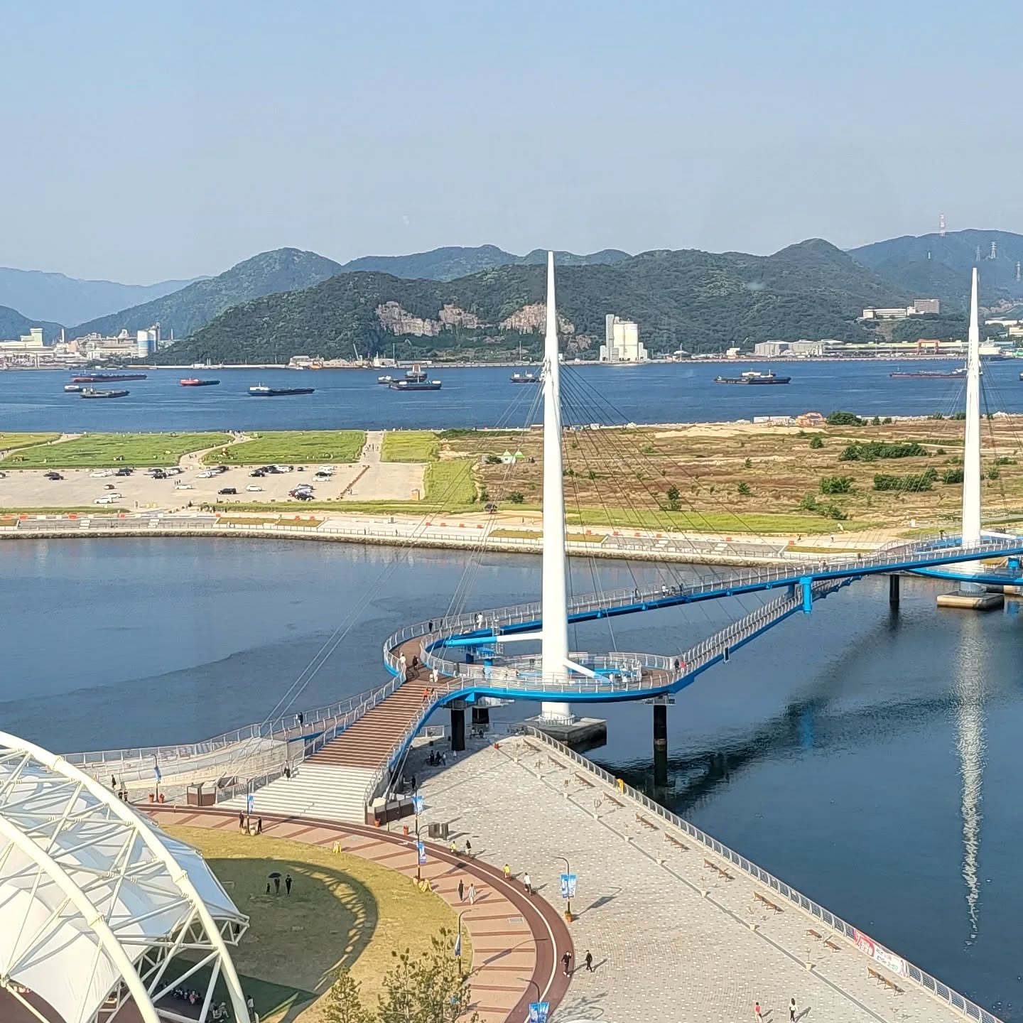 ㅡ
주말의 공허함
채워지지 않는 마음
오늘도 혼자서 카페를 왔다
혼자인게 익숙해져버리는 날들
주말이 다 갔다

#마산카페 #마산해운동 #전입신고완료  #나도창원특례시시민 #마산카페추천 #바다뷰카페 #서항공원 #수변공원 #도시뷰 #통유리카페 #마산카페투어