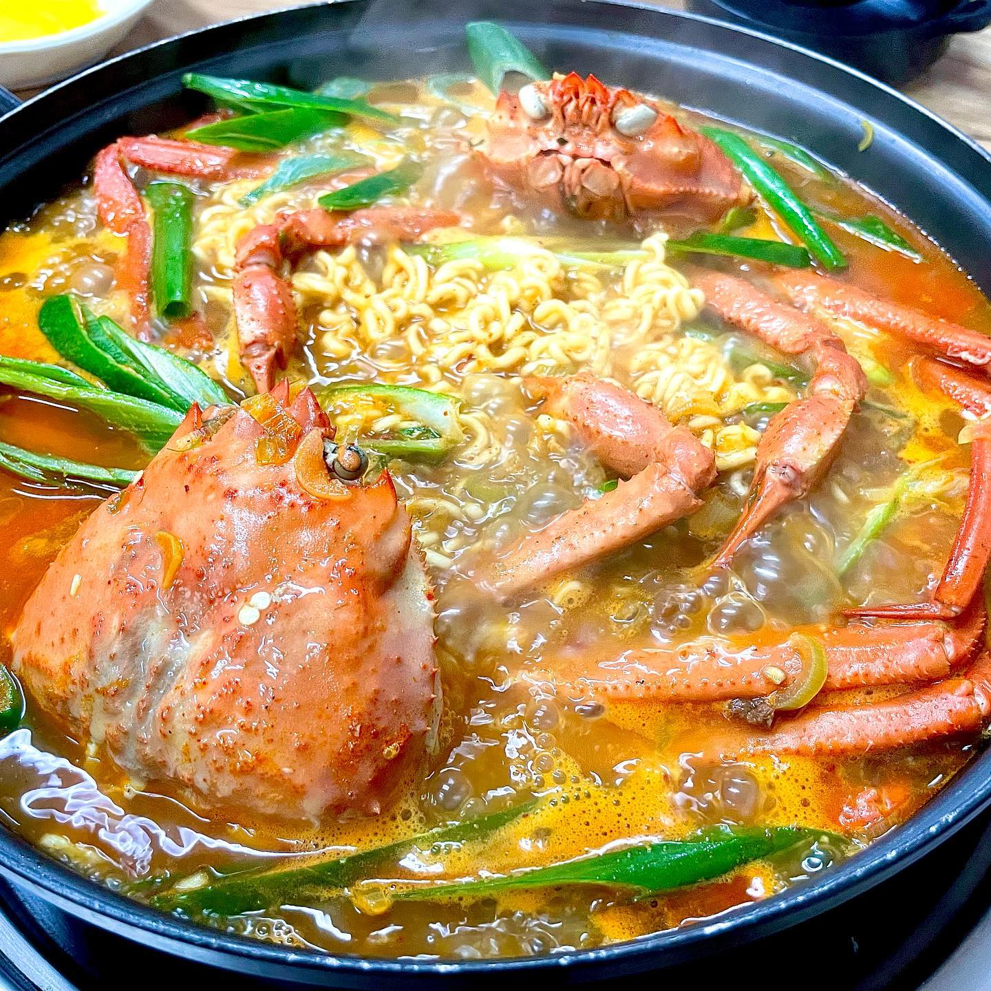 속초여행가서 먹은 음식! 
속초가면 중앙시장은 무조건~ 다녀와야한다해서
도착하자마자 배가 넘고파서 바다고 뭐고 시장부터 고고,,,
입구에서부터 맛있는 음식들이 완전 천지 ㅠ ㅠ
들어가서 뭐먹지 고민하다가 이곳저곳 홍게가 진짜 많길래
이건 못참지~🤩홍게라면으로 선정! 

홍게라면은 확실히 그냥 라면보다 게 특유의 시원한맛이
우러나니 두배로 맛있더라,,
라면을 먹으면서 홍게살도 발라서 같이한입,,😱
우오오옹 넘 맛 ㅠㅠ 좀더 늦게왔음 바로 웨이팅,,
여기 가게는 작아서 4테이블정도 있었고 갖추갖추덮밥이라고
메뉴에있었는데 시장에서 이것저것 먹을거라 시키진않았지만 
사진보니 맛있을거같더라,, 츄릅,,,🥴
결론!!! 사장님도 친절하시고 맛도 좋았었던 홍라면집!
중앙시장가게되면 다시 가서 먹을맛!❤️
.
.
📎속초홍게라면
📎홍게라면집
📎 강원 속초시 중앙시장로6길 18
> 속초 중앙시장 안쪽