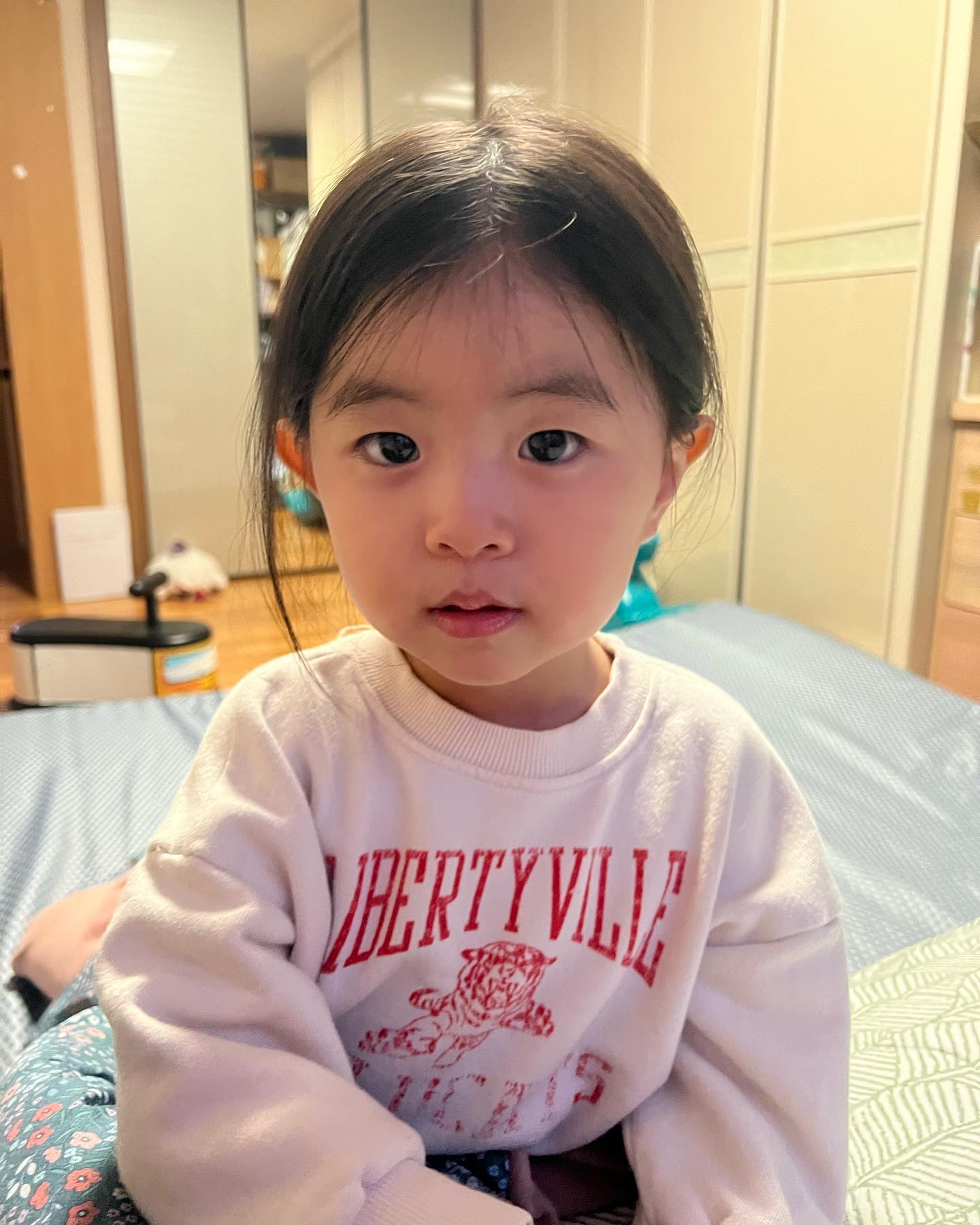 ⠀
오늘 아침 엄마가 집에 잠깐 올 수 있으면 오라구 줄게 많다구 해서 신랑 두고 내가 운전해서 수아랑 슝~
우리 온다고 아침부터 아빠가 족발이랑 순대국이랑 부랴부랴 사오구ㅠㅠ오빠도 오는줄 알고 많이 사왔는데
영석이 없어서 어쩌냐며 또 엄청 싸준 엄마아빠ㅠㅠ
도제식빵 많다고 주면서 엄마가 우리랑 수아 주려고 만든 백김치, 수제딸기잼, 치즈치즈, 명이나물 챙겨줘따ㅠㅠ
짱 맛있어❤️💛💚💙
저녁에 도착해서 밥 안먹고 기다렸다는 영저그(맛있는 거 가져올 거 알고 있었다며)
낼도 화이팅!
사진은 얼빡 내딸 최수아!