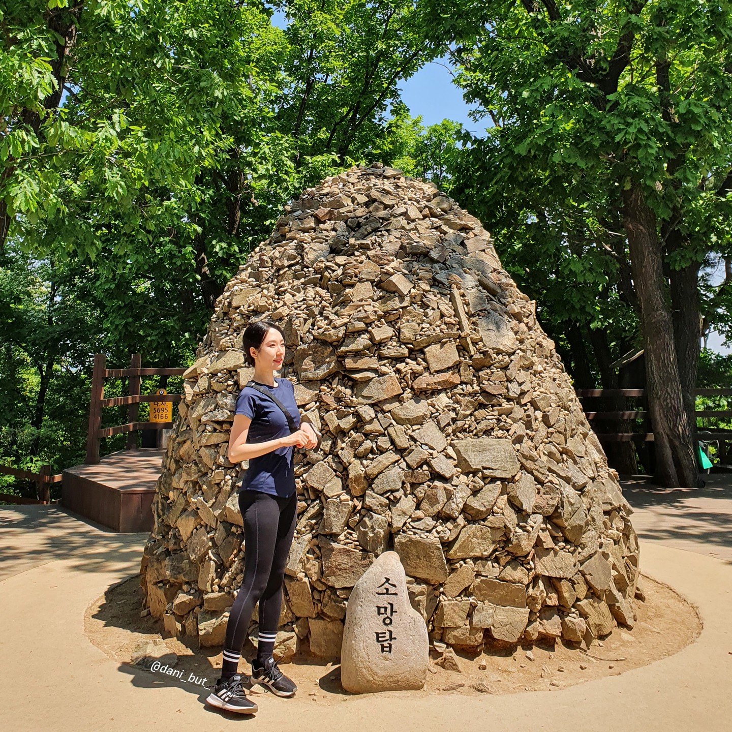 #제품제공 다가오는 여름🌞엔 데일리 #항산화케어
날씨가 점점 따뜻해지면서 햇빛으로 인한 기미잡티와
늘어나는 모공, 열에 지친 피부 노화 고민이 많아졌어요ㅜ
저도 얼마 전에 등산을 다녀왔는데
햇빛이 너무 강해서 잡티가 생길까봐 걱정되더라구요-
이럴 땐 #브이앤에이 스킨케어로 매일매일 꾸준한
데일리 미백 항산화케어를 추천해요-!
⠀
#브이앤에이앰플 은 독자적 항산화성분 '폴리테놀™'로
겉기미, 속기미 모두 관리해 투명한 피부로 만들어줘요
빠르게 흡수되는 산뜻한 제형이라 여름에도 끈적임없이 좋아요
⠀
⠀
특히 안티옥시던트 에센스 토너와 함께 사용하니 더 좋았어요🧡
첫 단계부터 항산화 에너지를 탄탄하게 채워주면서
모공을 케어하고, 안티옥시던트 래디언스 앰플로 #기미잡티
집중 케어를 통해 맑고 투명한 피부로 완성!
⠀
⠀
3개월 동안 V&A 엠버서더로 활동하면서 꾸준하게
브이앤에이 앰플을 사용하고 리뷰 공유해봤어요:D
이미 1만병 이상 팔린 핫한 아이답게 저도 산뜻한 발림성과
기미잡티를 케어해 투명한 피부톤으로 만들어줘서 마음에 들었어요!
⠀
앞으로도 #안티옥시던트 스킨케어 라인 꾸준히 사용하면서
맑고 투명한 피부를 유지하도록 할게요🧡
⠀
⠀
⠀
vabeauty.official
#바르는항산화 #더블기미케어 #안티옥시던트래디언스앰플 #안티옥시던트에센스토너 #파우더룸 #스킨케어 #등산
