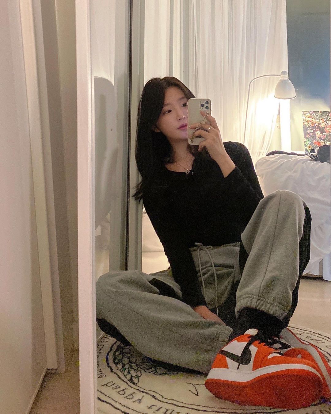 박현주 / hyunjoo 💛 on Instagram: “실물은 더 이쁜 뉴 팬츠 👏👏 @slowrecordhouse_ 뒷면이 데님 소재라 완전 유니크한데 편하고 이뿌기 까지 하다니 체고!🤍 다른아이템이랑 매치도 넘잘되쟈나