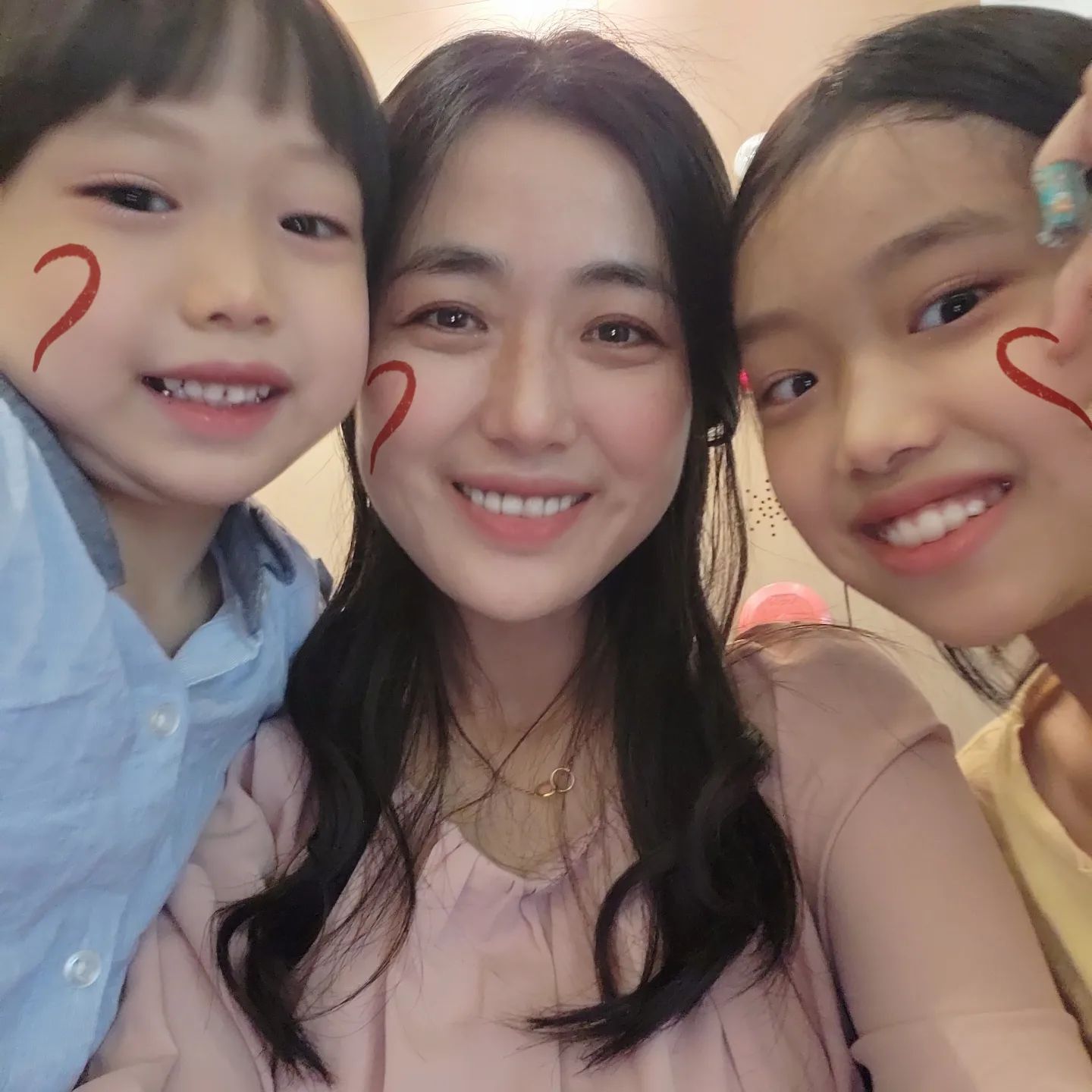 지난주 다녀온 #청와대

주차장찾아 돌고돌고 
미여터지는 경복궁 주차장
입장전 피곤ㅜㅜ 

10분걸어 도착 
들어가서 1시간 걷기 

사람은 많고 나무도많고 열심히 걸었다.
계속걸었다.
한번이면 족한 방문
그래도 길이 깨끗해서 좋고 꽃이 예뻐서 맘에 들어던곳

힘들다고 짜증내는 밍
밥먹으러 가서 급 기분좋아진 밍 
#청와대개방 #일치 #경복궁 #무료개방 #주말 #아직도업어달라는 #7세 #내년에초등 #1년꿀어야되나