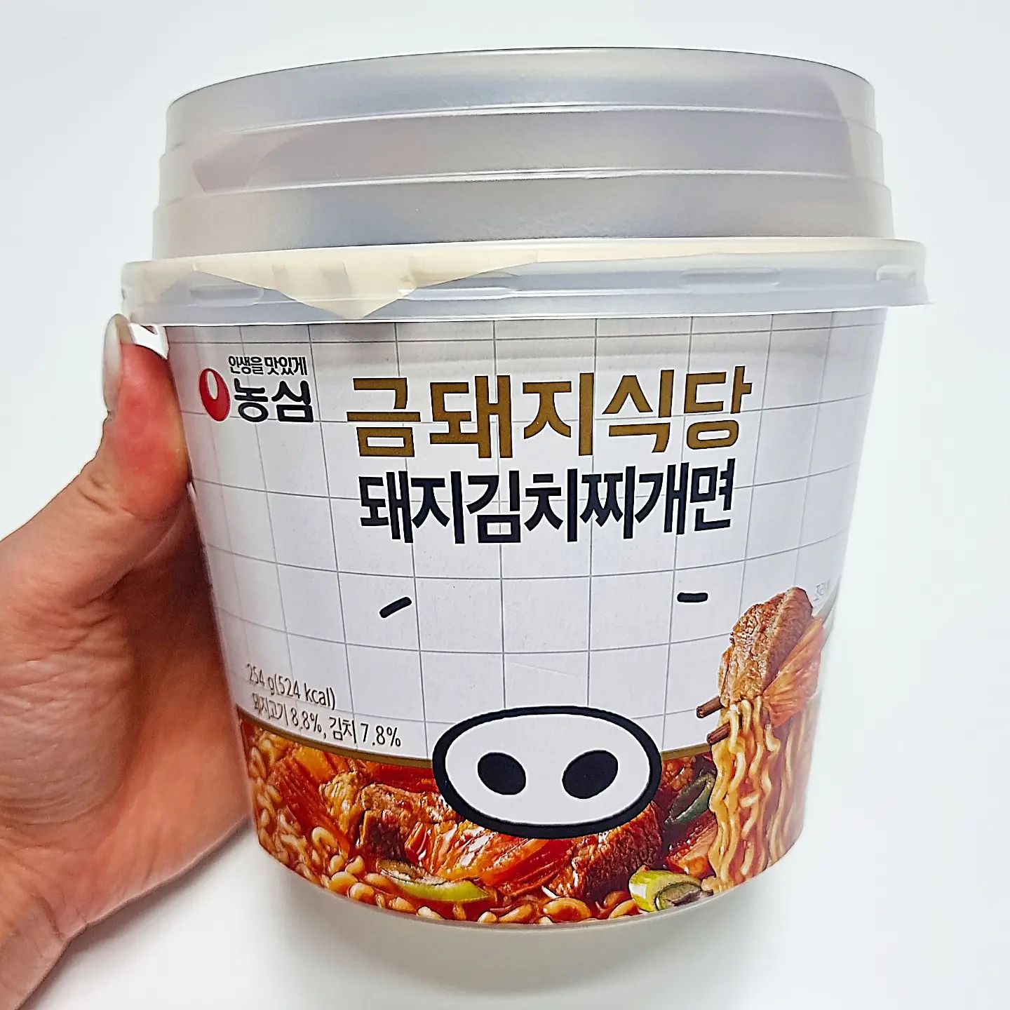 #협찬 #금돼지식당돼지김치찌개면 

약수역 맛집 금돼지식당을 우리집에서 간편하게 즐길 수 있는 제품이 나와 바로 겟겟😉
간편하게 용기타입으로 나와있어 먹기도 편하더라구요
첫 뚜껑을 열면 건더기봉지가 나오는데 두부,김치, 돼지고기가 듬뿍 들어있어요🥰
다음 뚜껑을 열면 면과 액상소스가 나오는데 면이 얇고 가는 면이라 저는 더 좋더라구요
아무래도 돼지고기가 들어가서 혹시나 돼지냄새가 나지는 않을까 걱정했는데 누린내처럼 냄새는 전~~혀 없어요
알맞게 새콤하게 익은 김치랑 부들부들한 두부까지 들어있어 면을 다 먹고 남은 국물에 밥 한 숟가락 말아먹기에 너무 딱 이더라구요😍
간편하게 우리집에서 맛집을 느낄 수 있는 금돼지식당김치찌개면 추천합니당👍🏻👍🏻

#농심 #금돼지식당 #돼지김치찌개면 #컵라면 #간편식 #맛집간편식 #맛집 #편의점 #편의점신상 #엄선 #엄선시식 #제품소개 #제품협찬 #제품제공 #제품추천 #제품리뷰 #먹스타 #먹스타그램 #먹소통 #먹부림 #먹팔 #소통 #좋아요 #팔로우 #instafood #foodie #foodstagram #follow