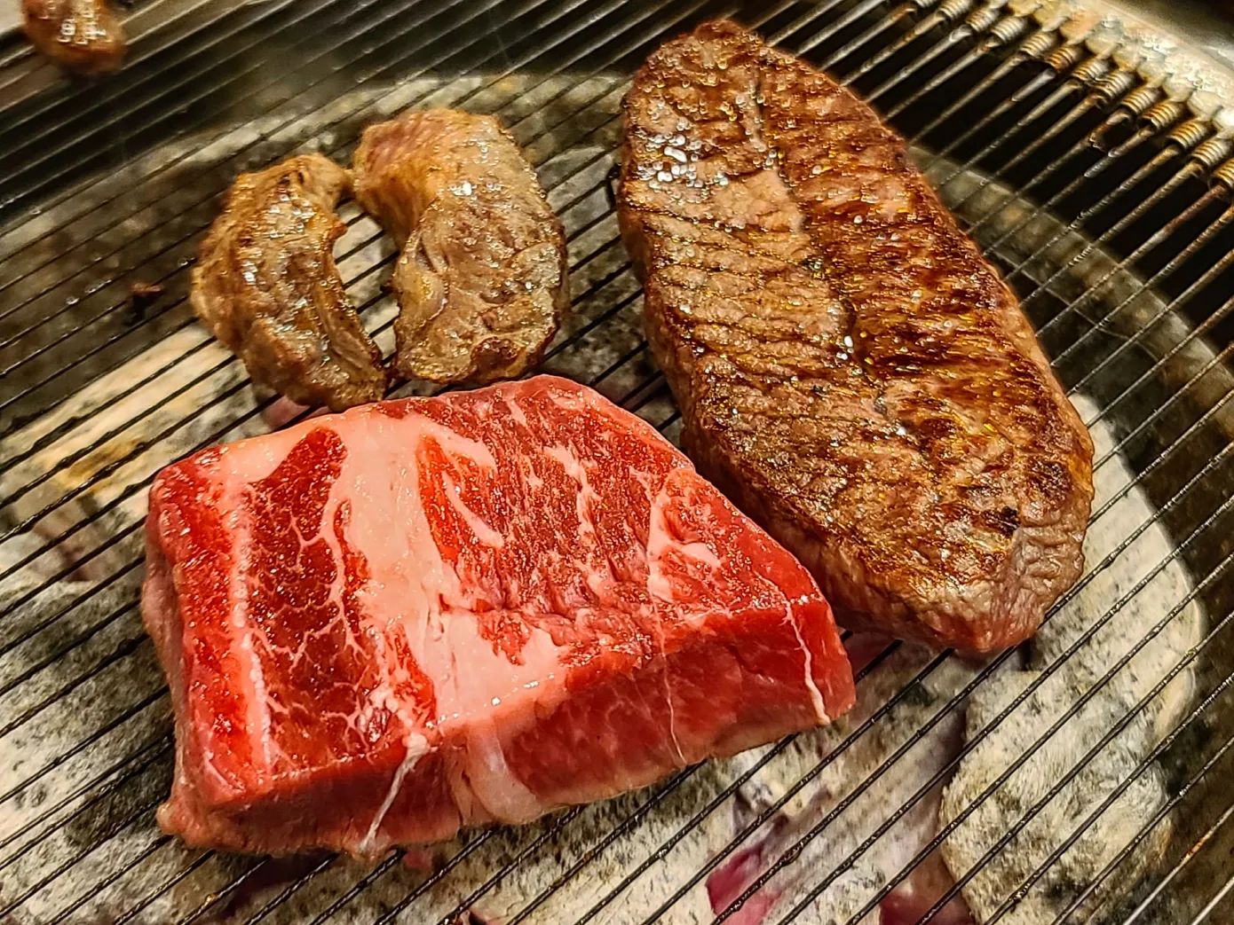 #협찬 소고기로 배터져보자 👉 소한마리 목장 (먹어보소)

워터에이징 숙성으로 꽉찬 풍미의 프라임등급 소고기를 배터지게 먹을 수 있는 곳! 소한마리목장에 다녀왔어요.

대표메뉴는 1.2kg의 소한마리6종인데요. 부채살/토시살/꽃등심/살치살/갈비살/우삼겹 6종류의 부위를 모두 맛볼 수 있어요.

많은 고기양이었는데 잡내없이 육즙가득하고 모든 부위 다 정말 맛있어서 둘이서 다먹었지뭐에요🐷👍

고기도 얇게 자른게 아니라 진짜 두툼해서 씹을때마다 육즙이 팡팡 터졌어요!

우삼겹에 냉면 싸서 마무리까지 완벽했어요❣️

👉소한마리목장(먹어보소)
경기 화성시 진안동 914-1 메인프라자 109호
*소한마리6종 1,200g : 63,000

#소한마리목장 #먹어보소 #진안동맛집 #병점맛집 #병점역맛집 #소고기맛집 #병점회식 #병점회식장소 #소한마리목장병점본점
#화성맛집 #병점맛집추천
#병점소고기