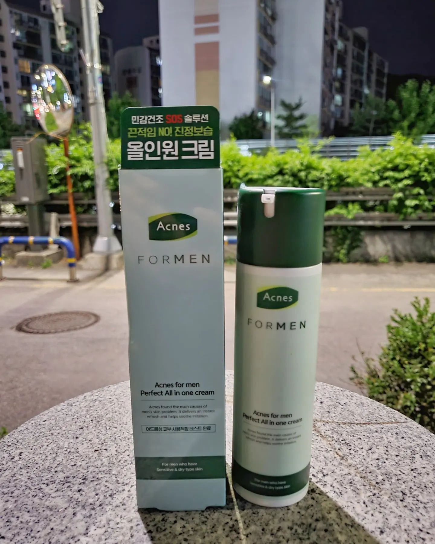 #제품협찬 #제품무료제공
⭐️배스타의 제품PR⭐️

광하👋
오늘 소개해드릴 제품은 남자들을 위한 화장품! "아크네스포맨 퍼팩트 올인원" 입니다🙋‍♂️
로션+에센스+수분크림 성분이 모두 들어가 있어서 언제든 가볍고 산뜻하게 바를 수 있답니다👍

여드름성 피부에도 적합하고 피지케어/주름개선은 물론 보습력까지 뛰어나서 올인원 제품을 고민하는 남성분들께 적극적으로 추천드리는 제품입니다😝
.
.
#아크네스 #아크네스포맨 #올영추천템 #올인원 #트러블 #얼루어 #르뷰 #화장품추천 #남자화장품 #화장품 #뷰티 #뷰티템 #주름개선 #올리브영남자화장품 #올인원화장품 #남자스타그램 #뷰티스타그램