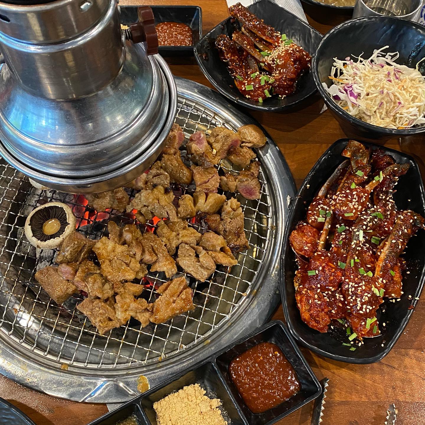 ❤️ #마곡맛집 #전설의스테이크갈비 ❤️

🐽 전설의스테이크갈비(14900)
🐽 양념게장(추가)(8000)
🐽 후식물냉면(5000)
🐽 된장찌개(1000)

-> 여기 진짜 미쳤습니다.......👍🏻👍🏻 작년에 고영희 전시회 갔다가 뭘먹을지 못정해서 길가다가 우연히 들어간 곳인데... 너무 인스타에 올리고싶어서 드릉드릉한 마음 아끼다가 이제 올려요🤩

우선 기본반찬으로 코다리, 양념게장이 나옵니다! 들어가면 안주부터 주시니까 술이 술술 들어가고...🍻 아니 돼지갈비집에 양념게장 나오면 우선 반칙 아닌가요?🤦🏻‍♀️ 너무 맛집이자냐🥰

고기도 사장님께서 구워주셨는데 (저는 한가할 때 가서 평소엔 어떤지 모르겠어요😭) 고기도 우선 질이 너무 좋아요! 야들야들하니 양념도 넘 맛있고 양도 많아서 세명이서 3인분 남기고왔어요... 아까버라😢

밑반찬도 하나 빠질 것 없이 갈비만을 위한 ❤️‍🔥 반찬들로 낭낭하게 준비되어있고, 껍데기‼️도 서비스로 주셔서 소주가 진짜 술술 들어가니 대낮부터 얼큰하게 취했어요🫠

후식메뉴인 물냉면도 제 최애 고깃집 촌놈집 냉면만큼 맛있었는데 급하게 먹느라 + 사실 인스타 복귀 할 생각은 없었어서 사진이 없어서 넘 아숩....😭

된장찌개도 천원짜리 공깃밥 시키면 서비스😝로 주시는데 저흰 밥이 필요없어서 된찌만 세번시켜먹었어요 다른데가면 2-3천원 하는데 여긴 천원🤩

진짜 반칙은 글 쓰다가 침나와서🤔 저, 오늘 돼지갈비 먹으러 갑니다. 다들 맛있는 저녁 되세요!!🥰

영업시간 : 11:00 - 22:00 (Break. 15:00 - 17:00)
주소 : 서울특별시 강서구 마곡중앙6로 45 리더스퀘어 1층 130호