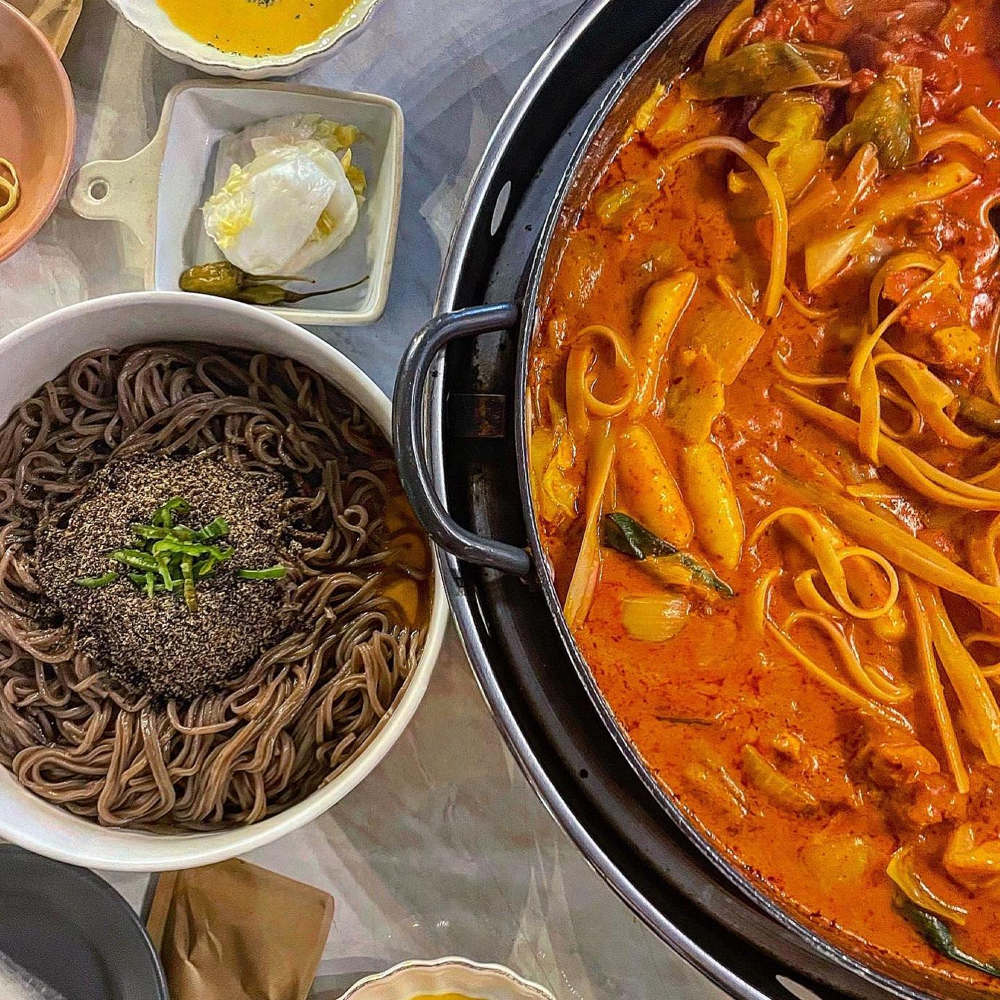 닭갈비,와인까지 즐길 수 있는 사당역 #계탄언니 ❤️‍🔥

벼르고 벼루다가 마침내 방문하게 된 사당역 닭갈비 맛집 :) 

요긴 지인분께 강력추천을 받고 다녀온 곳이에요!! 사당역 4번출구로 나가면 도보 1분도 안되는 아주 가까운 곳에 위치하고 있답니댜 👍

일단 입구로 딱 들어가면 내부 인테리어나 분위기가 전혀 닭갈비집 같지않은(?) 고급진 분위기가 절 맞이해줬어요 😊

사실 닭갈비하면 기본 닭갈비, 치즈 닭갈비만 떠오르는 제가, 
가장 놀랐던건 닭갈비 종류와 와인이였어요! 

기본 닭갈비 뿐만 아니라 간장, 로제 등 다양한 맛의 닭갈비가 있더라구요?!

저는 그 중 강추받은 로제 닭갈비로 주문해보았어요 :) 

전혀 안느끼해서 일단 매우 놀람👍
매콤한 맛 덕분에 물리거나 느끼하지 않아 좋았어요❤️ 
+ 와인이 느끼함을 잡아줌!

내심 닭갈비와 와인이 과연 어울릴까 걱정했었던 내가 웃기드라구요 푸하하

당도를 기준으로 와린이도 쉽게 입문할 수 있도록 나눠놓으셔서 더 이지하게 주문할 수 있는 점이 좋았어요 ㅎ.ㅎ

그남자의 비밀, 천국의 계단 1 2 시리즈...모아이 모하닠ㅋㅋ 등등😂😂
와인이름이 계탄언니의 포인트이지 않을까 싶네요ㅋㅋㅋㅋㅋ❤️

결국 야무지게 볶음밥까지 뿌시고 돌아왔다고 합니다 ㅎ.ㅎ 

조금만 늦으면 웨이팅 생기니 후다닥 달려가시는걸 추천 드림다 ❗️❗️❤️‍🔥

🍪 장소 : 사당역 계탄언니
🍪 위치 : 서울 관악구 과천대로 951
🍪 가격 : 로제 닭갈비 (1인분 기준) - 14,500원 / 들기름 막국수 - 7,500원 / 와인은 2,900원 ~ 5,900원까지 조금씩 가격이 달랐어요 :) 

#사당맛집 #사당역맛집 #서울맛집 #서울 #닭갈비 #닭갈비맛집 #관악구맛집 #막국수맛집 #막국수 #와인스타그램 #술스타그램 #술 #먹스타그램 #먹팔 #먹방 #먹방스타그램 #먹스타 #먹스타맞팔 #맛집 #맛집추천 #맛집스타그램 #맛스타그램 #맛스타 #선팔하면맞팔 #선팔 #맞팔 #환영 #직장인스타그램 #소통