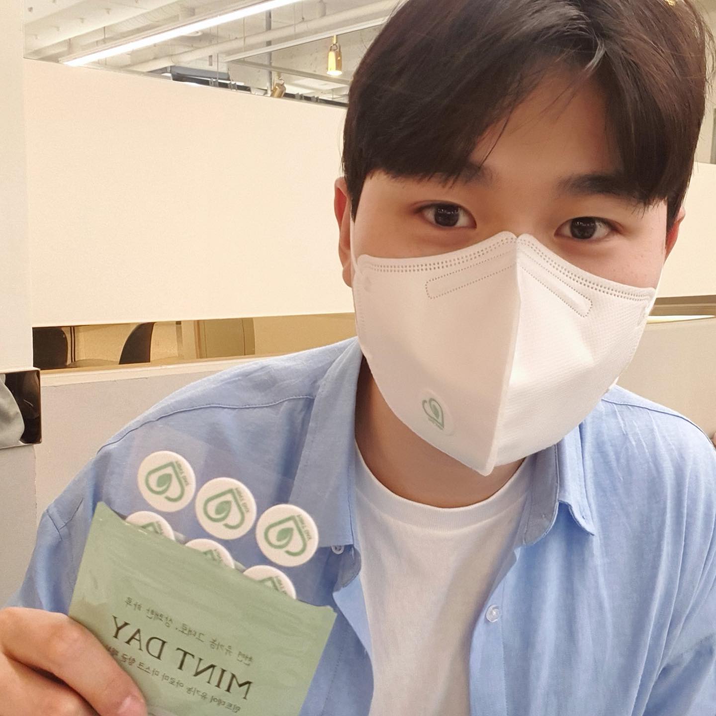 #광고 

요즘 밖에서는 마스크를 벗어도 되지만 
아무래도 눈치가 보이기도하고.. 답답한건 싫고... 

그런 상황에서 상쾌한 기분을 줄 마스크 패치 발견!! 

이 제품은 천연 성분 아로마 패치로 
답답한 마스크 안을 시~ 원한 페퍼민트향으로 바꿔줍니다~ 

향이 진하고 오래가서 마스크 뿐 아니라 
옷, 옷장 등 다양한 용도로 사용이 가능합니다😀

#민트데이 #마스크패치 #향균패치 #천연마스크패치 #아로마패치 #마스크향패치 #천연민트패치 #입냄새스티커