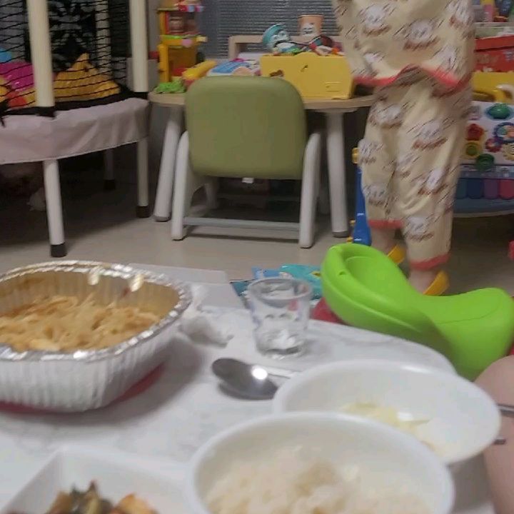 그녀만의 춤사위💃

궁디 흔들기 부터 개다리 춤까지..🤣

오빠는 나보고 도대체 집에서 뭐하는거냐며
채니가 보고 배우는 듯 하다고🤦‍♀️

딸.... 누가 저런 춤을 알려준거니..😂❤️

#두돌아기춤 #엉덩이춤 #개다리춤 #알수없는 #그녀의 #춤세계 #흔들어야제맛