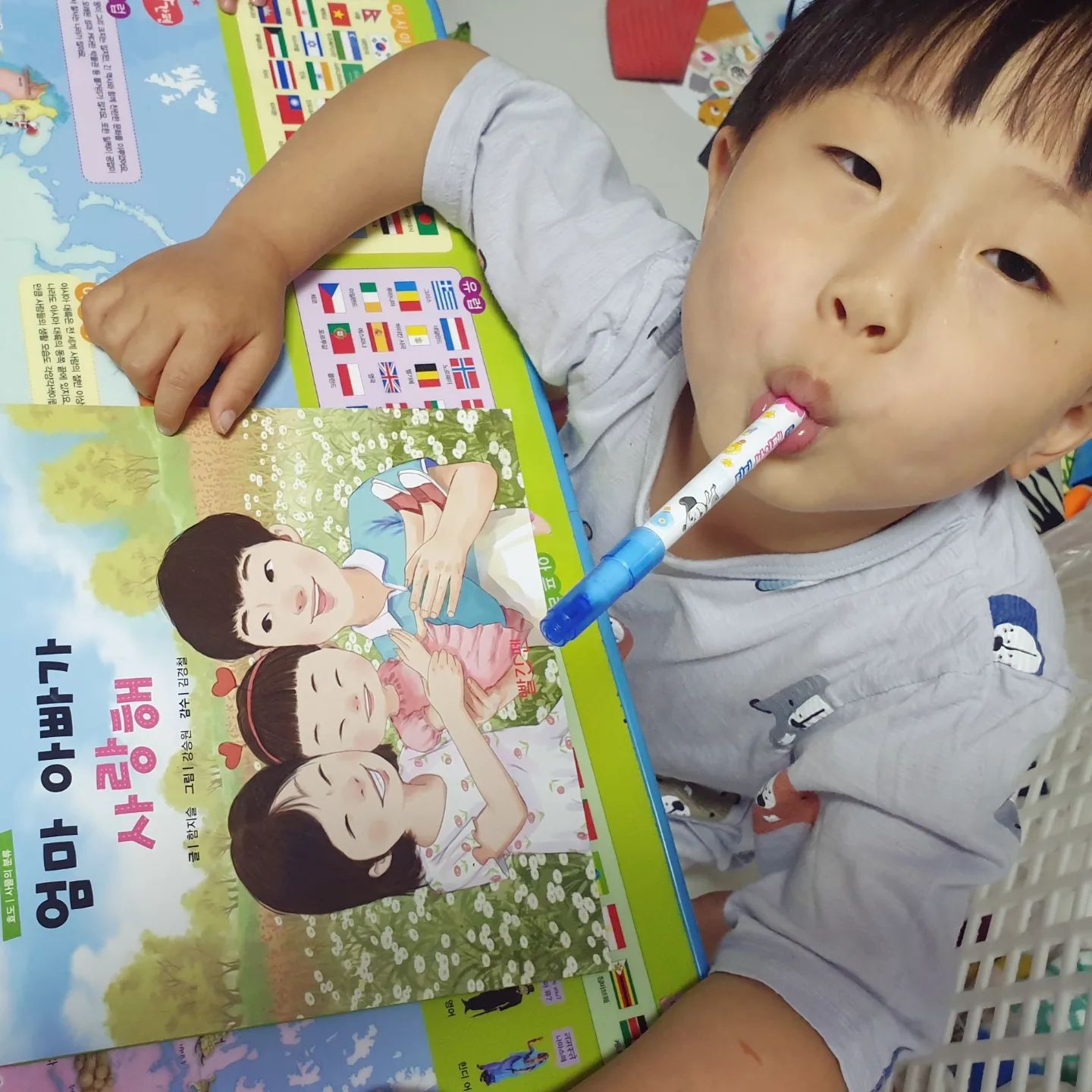 📚
엄마 아빠가 사랑해❤

효도라는 말이 무엇인지는 모르는 아이가
책을 읽고 이런게 다 효도야~~
너가 평소에 하는 행동들이 효도라고 이야기해주니 씨익 웃는 아들~😊

#미니독서마라톤 #교원어린이날 #완주하자