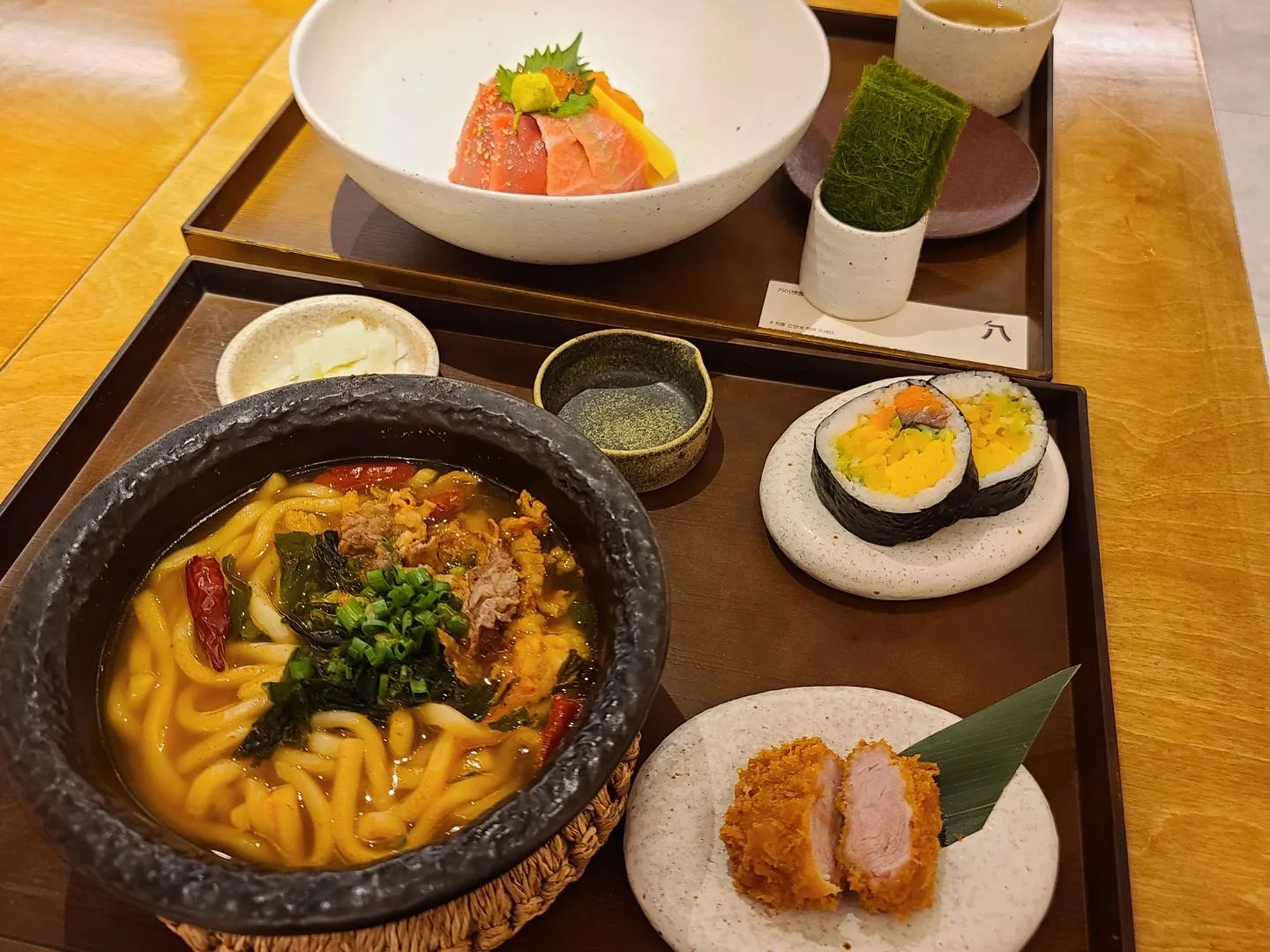 #협찬 여기 돈카츠 꼭드세요☝️강남역 카츠8

고급스러운 인테리어와 서비스, 맛까지 함께 즐길 수 있는 집이었어요.

돈카츠/치즈카츠/새우카츠/통생선카츠
카이센동/포케느낌의 보울/우동/모밀까지 다양한 메뉴와 반상(정식느낌)으로도 푸짐하게 즐길 수 있어 골라 먹는 재미가 있어요❣️

저는 우동반상(얼큰차돌우동+안심카츠+후토마키)과 연어참치카이센동을 먹었는데 넘넘 맛있😭

카이센동은 참치대뱃살+참치등살+연어+연어알+계란말이까지 올라가 있는데, 기대답게 회가 정말 신선하고 맛있었어요. 감태김과 함께 제공되어 싸먹으면, 정말 고급지게 맛있는 맛을 느낄수 있어요.! 회가 도톰하고 큼지막해서 전혀 부족하단 느낌없이 배부르게 먹었어요.

우동반상은 차돌우동과 얼큰차돌우동을 선택 할 수 있어 해장을 위해 얼큰ver선택! 매콤한 맛에 고기도 듬뿍 들어있고, 안심카츠와 후토마키까지 같이나와 여러가질 맛볼 수 있어서 좋았어요. 예상보다 안심카츠가 정말정말 맛있어서 돈까스 단품을 시키지 않은것을 후회했어요🐷

근처에 회사가 많아 점심시간에 특히 인기많은 맛집이 아닐까해요👍
데이트 코스로도 넘 깔끔하고 맛있어서 좋을것 같아요.

강남역 도보 5분이내 지하상가로도 연결된 삼성전자 서초사옥 건물에 위치해서 접근성도 넘 좋고 주차 까다로운 강남역에서 평일/주말 모두  주차가 가능한 맛집입니다.!

저도 주말 저녁 방문해서 3시간 무료주차 받고 식사 맛있게 하고 강남역 구경도 편안하게 하고왔어요🌟

👉강남역 카츠8
-우동반상 (차돌우동)23,000원/(얼큰차돌우동)24,000원
-연어참치카이센동 28,000원

#카츠8 #강남역점심 #카츠맛집 #모듬카츠 #강남돈까스 #신논현역맛집추천 #역삼역점심 #강남데이트명소 #강남우동맛집 #강남역소개팅맛집 #강남일식집추천 #역삼점심맛집 #일식레스토랑 #강남역맛집카츠8