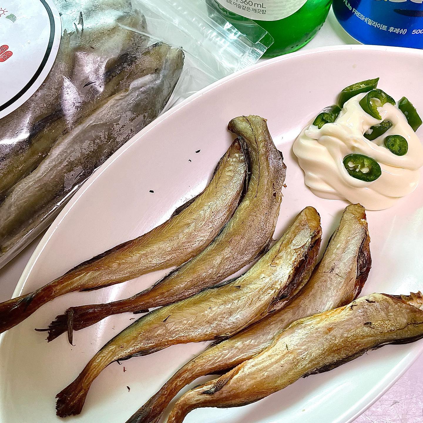 #협찬

조리가 간편해서 집에서 간단하게 먹을 수 있는 안주예요 😎 프라이팬에 구워서 먹어도 되는데 전 그냥 에어프라이어에 조리해서 먹었어요 ! 180도에 5분정도 돌리니까 겉은 바삭하고 속은 촉촉하니 맛있더라구요 ㅎㅎ  두툼한 살에 촉촉함까지 더해 완전 중독성 갑인 노가리 ㅜㅜ🐟 마요네즈까지 찍어먹으니 완전 완벽합니다🫠 

지퍼백 형식으로 돼 있어서 나눠먹기 너무 편해요 ! 따로 봉지에 안담아도 되고 •• 

퇴근 후 집에서 간단하게 안주 드시고 싶으신 분들 너무나도 추천합니다ㅏ 노가리는 밖에서만 먹어봤지 집에서는 처음인데 굳이 밖에 나갈 필요가 없는 최고의 안주였어요♥️

https://smartstore.naver.com/sweetty114/products/3186522064?nt_source=cloudreview&nt_medium=exp&nt_detail=20220504

#노가리#맛통해#술안주#술안주추천