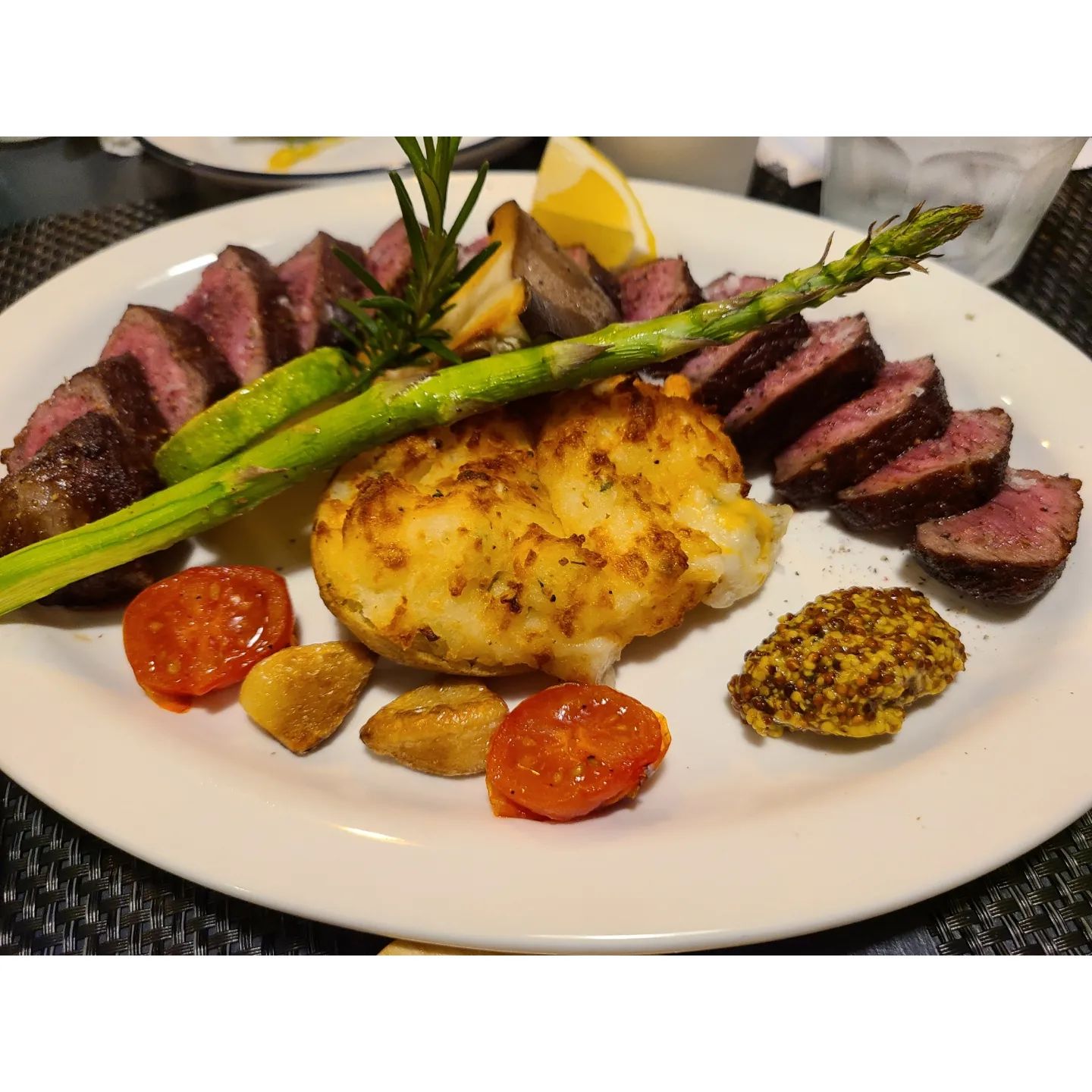 제주맛집 #황셰프양식당

오늘 소개드릴 맛집은 
제주 곽지해수욕장 근처에 위치한 
황셰프양식당입니다😄

황셰프양식당은 1인 셰프 식당으로 
100% 예약제로 운영되고 있어 
네이버 또는 전화로 예약 후 방문 가능한 매장이에요☺️

저희는 갑작스럽게 가느라 전화로 예약을 하고 방문하였고 
가게에 입장하여 입구에 있는 키오스크를 통하여 메뉴를 주문했어요🙂

메뉴를 주문하고 앉아있으니 가장먼저 식전빵이 나오더라구요
식전빵도 셰프님께서 직접 구운 거라고 하셨고 
맛도 정말 좋아서 리필까지해서 먹어버렸어요😋

조금 기다리니 저희가 주문한 메인 메뉴들이 나왔어요
저희가 주문한 메뉴는 
라구파스타, 샤프란해물리조또
그리고 황셰프채끝스테이크였어요🥰

라구파스타는 국내산 소고기에 
야채를 넣고 끓여 만든 토마토 베이스로 
만들어졌다고 하더라구요
그래서인지 고기가 정말 많고 아주 맛있었어요😋

샤프란해물리조또는 샤프란 향신료에 
다양한 해물들이 들어간 리조또였는데 
양도 정말 많고 아주 감칠맛있는 맛있었어요👍

마지막으로 황셰프채끝스테이크는 
정말 좋은 고기를 썼다는게 느껴질 정도로 
너무 부드러워서 입에서 녹는다는 느낌이 들더라구요 
진짜 또 먹고싶은 그런 맛이었어요👏

제주도에서 흑돼지나 해산물도 좋지만 
제주 스타일 양식 한번 느껴보고 싶으신 분들께 
황셰프양식당 강추드릴게요🙇‍♂️

💌 제주 제주시 한림읍 귀덕로 91 가동 1층

#제주 #맛집 #스테이크 #파스타 #먹스타그램🍴