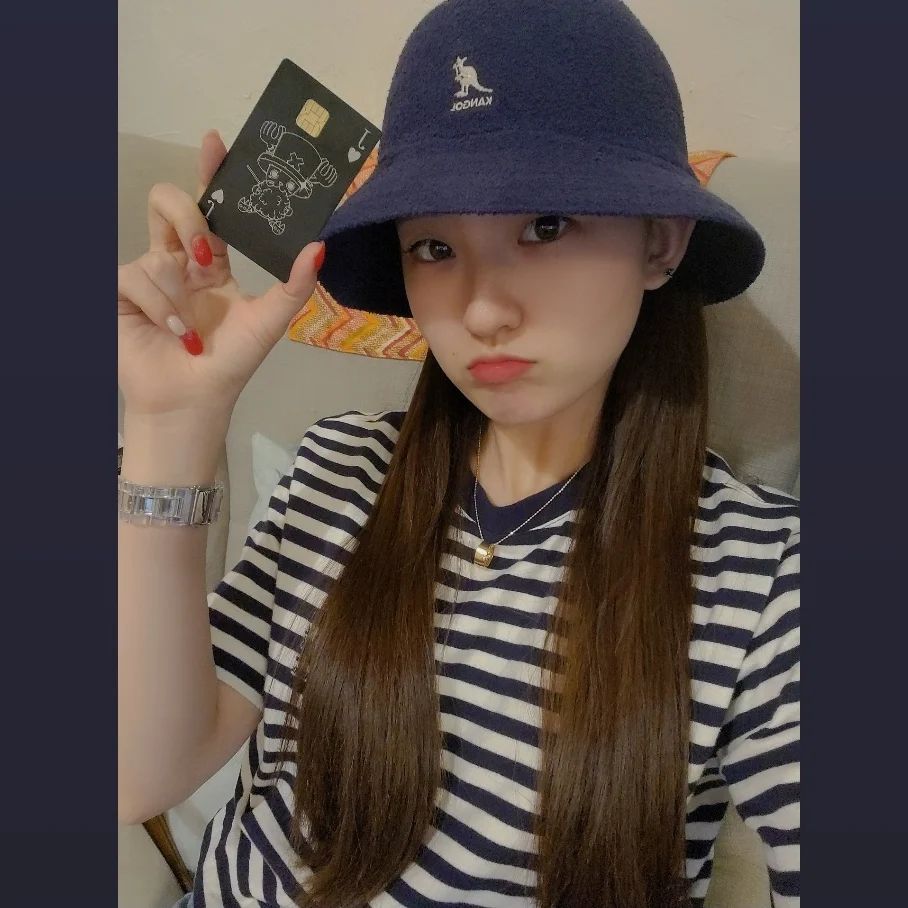 박예진 😏 on Instagram: “쵸파😆🧡 내카드 구경 하고가 너무귀엽징💛 카드도 커스텀하는 시대👍 #체크카드 #신용카드 💳 똑같은 디자인을 내가원하는 디자인으로 변경! 원하는 디자인으