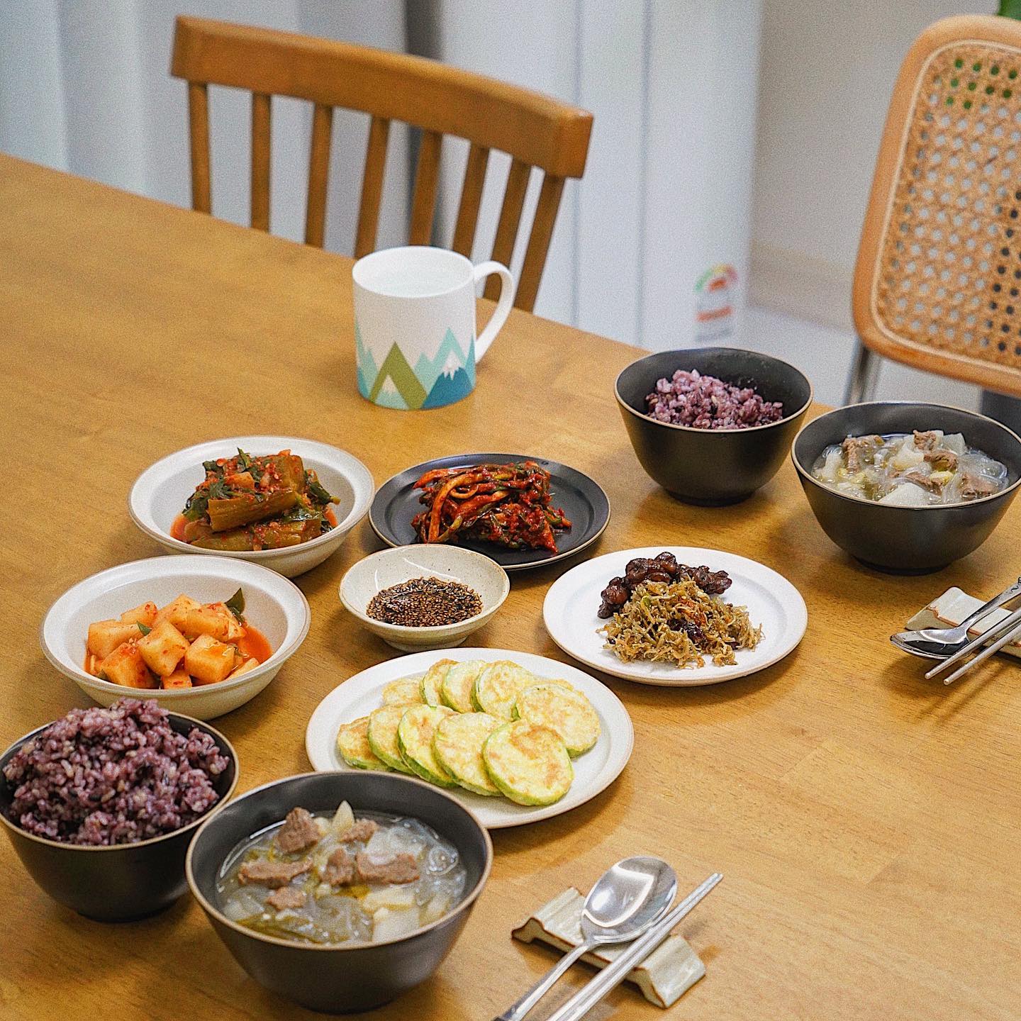 _
마음 든든하게 소고기 뭇국을 한솥 끓여서 며칠 동안 먹다가 😂
마지막 남은 뭇국에 당면 사리 추가해서 
밥 한 사바리에 김치 얹어 먹었더니 뜨끈허니 든든허니 좋다✨🤤