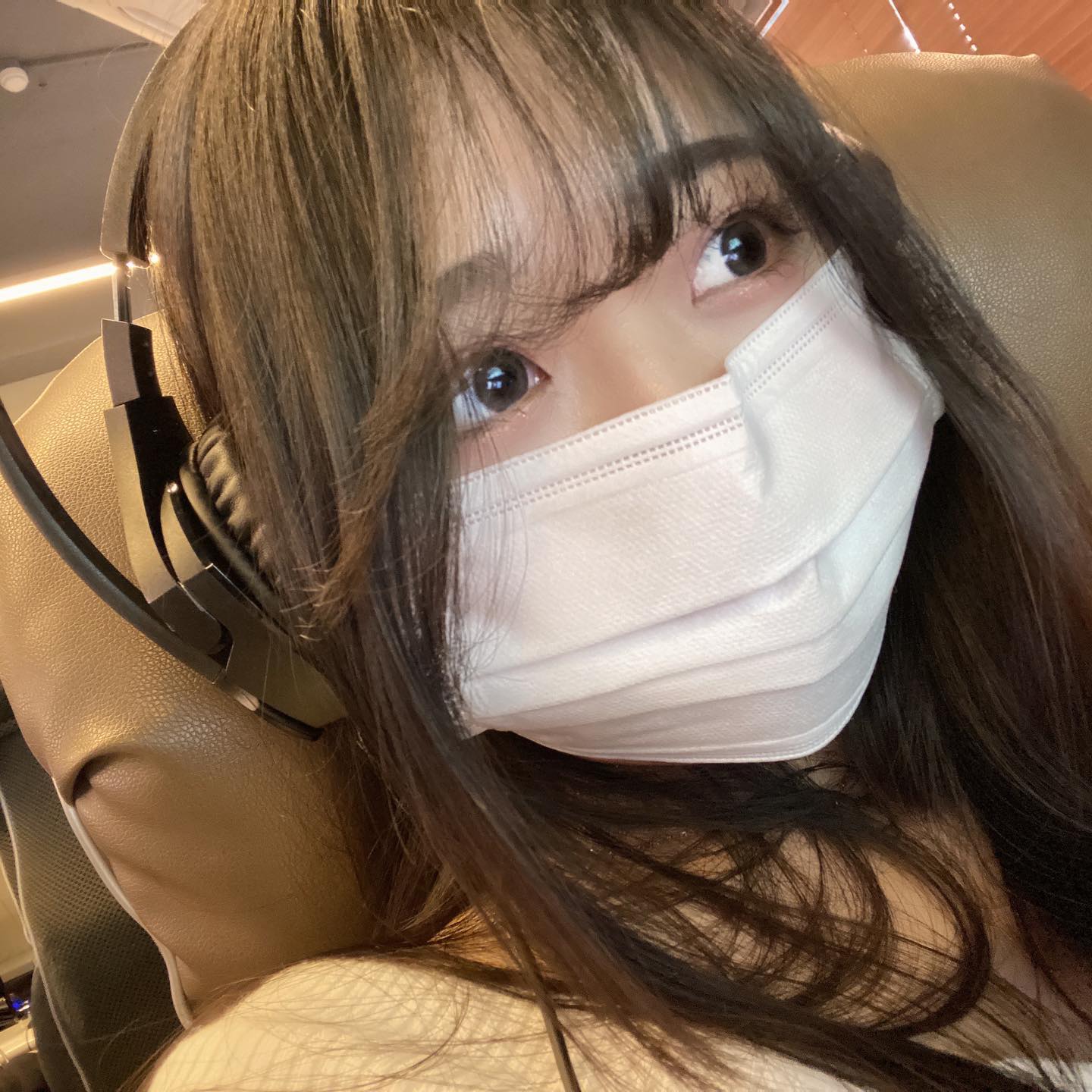 시선 회피
.
.
마스크 끼고 노래 듣고 폰 충전하고 낮잠 잤다 
.
.
요것이 피방낭만✨