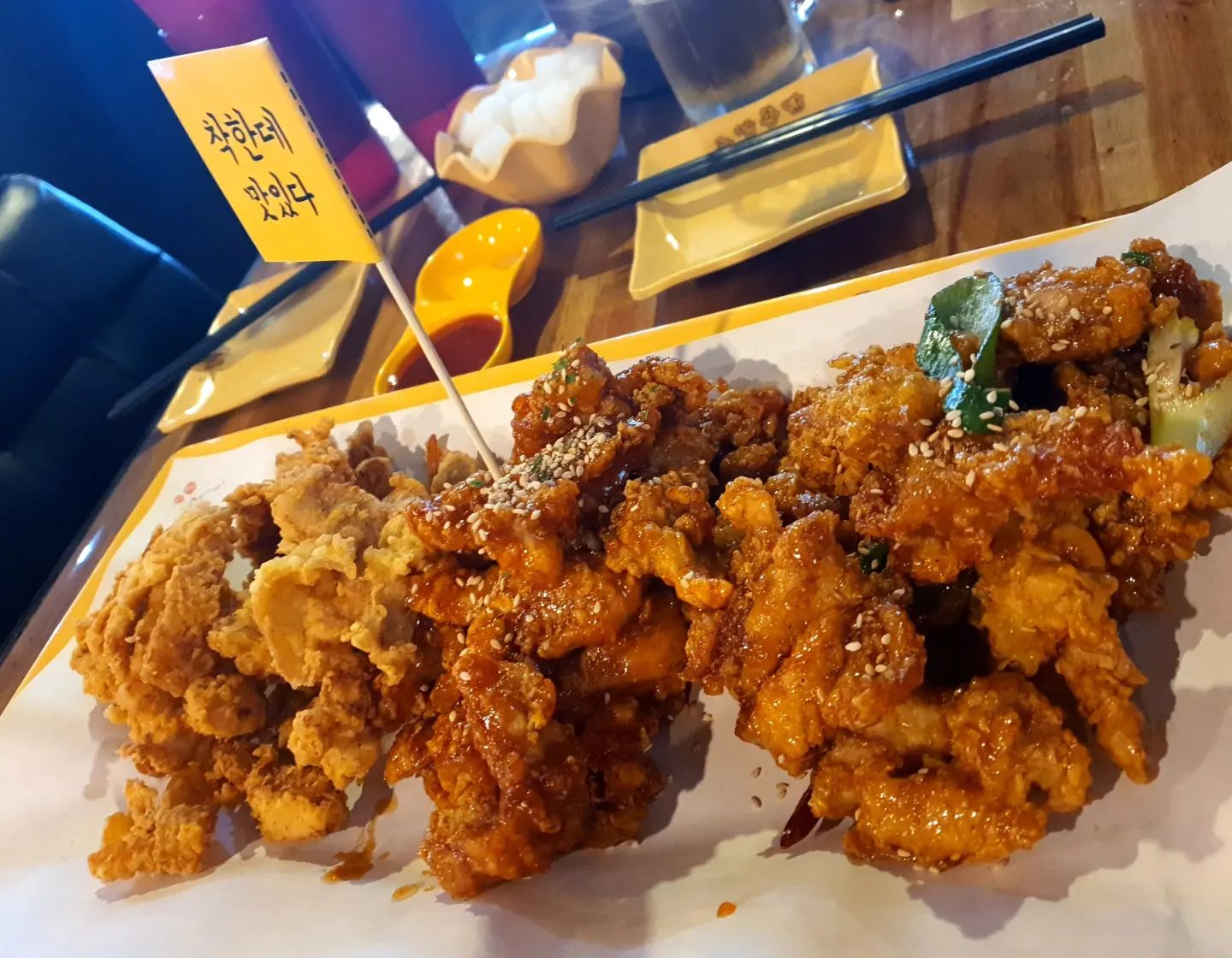 #노랑통닭

3가지 맛을 한번에 먹을 수 있는 순살3종~
후라이드, 양념, 깐풍♡

바삭하니 다 맛있다😗

노랑통닭은 닭먹고 치즈국물떠볶이 필수😍
진하고 달콤한 떡볶이 국물 맛이 너무 맛있어요~
사진상 커보이지만 후식으로 먹기 딱 좋은 사이드 메뉴🤩

#노랑통닭#노랑통닭역삼역#노랑통닭순살#치킨맛집#치킨#순살3종#순살치킨#치즈국물떡볶이#미식가#먹방#먹부림#내돈내산#맛스타그램#먹스타그램#먹팔환영#좋아요환영#먹스타맞팔#인친환영#인친해요#선팔맞팔#선팔하면맞팔#팔로우#맛집탐방그램#맛집투어그램