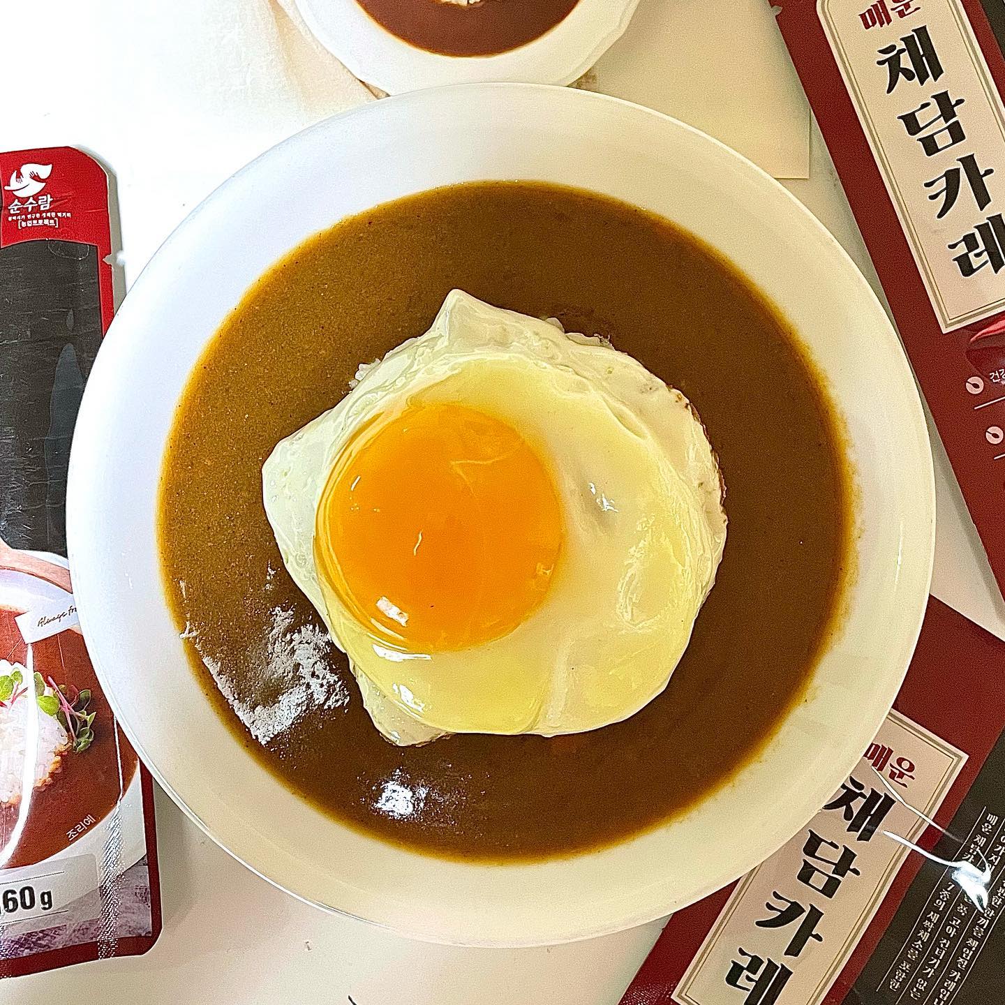 #협찬 #채담카레 #순수람 

채담카레는 농약없이 직접 재배한 새싹 7종을 포함한 30가지 채소를 모두 담은 건강한 카레라고 해요 🍛 제가 진짜 카레를 좋아하는데 1분이면 간단하게 만들어서 먹을 수 있어서 너무 좋았어요 🤗

낮은 온도에서 저온 숙성하여 만들어서 그런지 더욱 깊은 맛이 나더라구요 🫠  건강한 새싹, 채소와 함께 국내산 청양고추를 아낌없이 넣어 개운한 매운 맛이 입안을 사로잡아요 ㅠㅜ 진짜 중독성 있는 매운 맛 ♥️♥️

매월 넷째 주 수요일 크레이지 세일 매운채담카레 10봉 정상가 32,000 -> 57%할인가 13,760원' 에 판매되고 있어요 ! 😎
채담카레 크레이지 세일 매월 <두번째, 네번째>수요일 오직 순수람 쇼핑몰과 순수람 스토어팜에서만 판매되고 있숩니당 ◡̉̈ 

구매링크 URL : https://sunsuram.com/