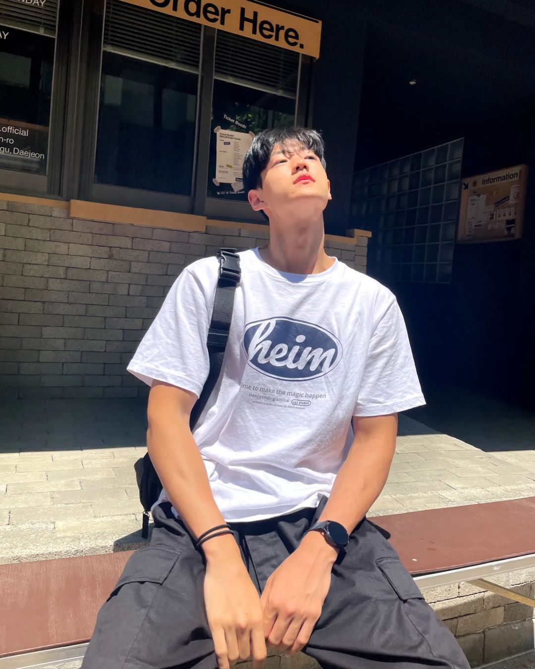 𝙆𝙮𝙤 𝙃𝙤𝙣𝙜 | 교홍 🇰🇷 on Instagram: “#협찬 이제 슬슬 더워ㅇr.. @heim_official 티셔츠 프린팅 너무 마음에 든ㄷr.. 자주 입어야지.. 춤출때 많이 입어야징🤭 #해피엔딩이즈마인 #브