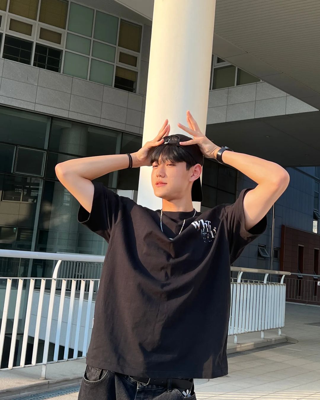𝙆𝙮𝙤 𝙃𝙤𝙣𝙜 | 교홍 🇰🇷 (@kyo_hong__04_) posted on Instagram: “#광고 @whatthewearshop 좀 힙해졌나..? 훗.. 티셔츠가 한건했다 ✨️ #왓더웨어 #왓더웨어반팔티 #왓더웨어로고티 #그래픽티셔