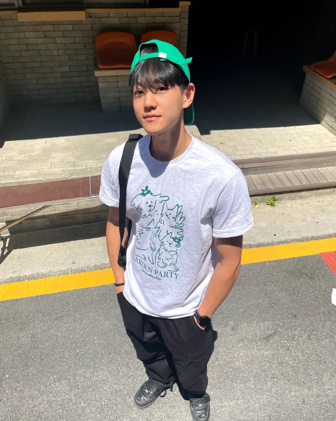 𝙆𝙮𝙤 𝙃𝙤𝙣𝙜 | 교홍 🇰🇷 on Instagram: “어때 킹받죠? 초록 모자에 포즈까지 완벽해..! 이쁜 캡과 티셔츠 감사합니다! 🙏✨️ @oddstudio_crew @oddstudio_official #티셔츠 #모자 #정수리샷 #