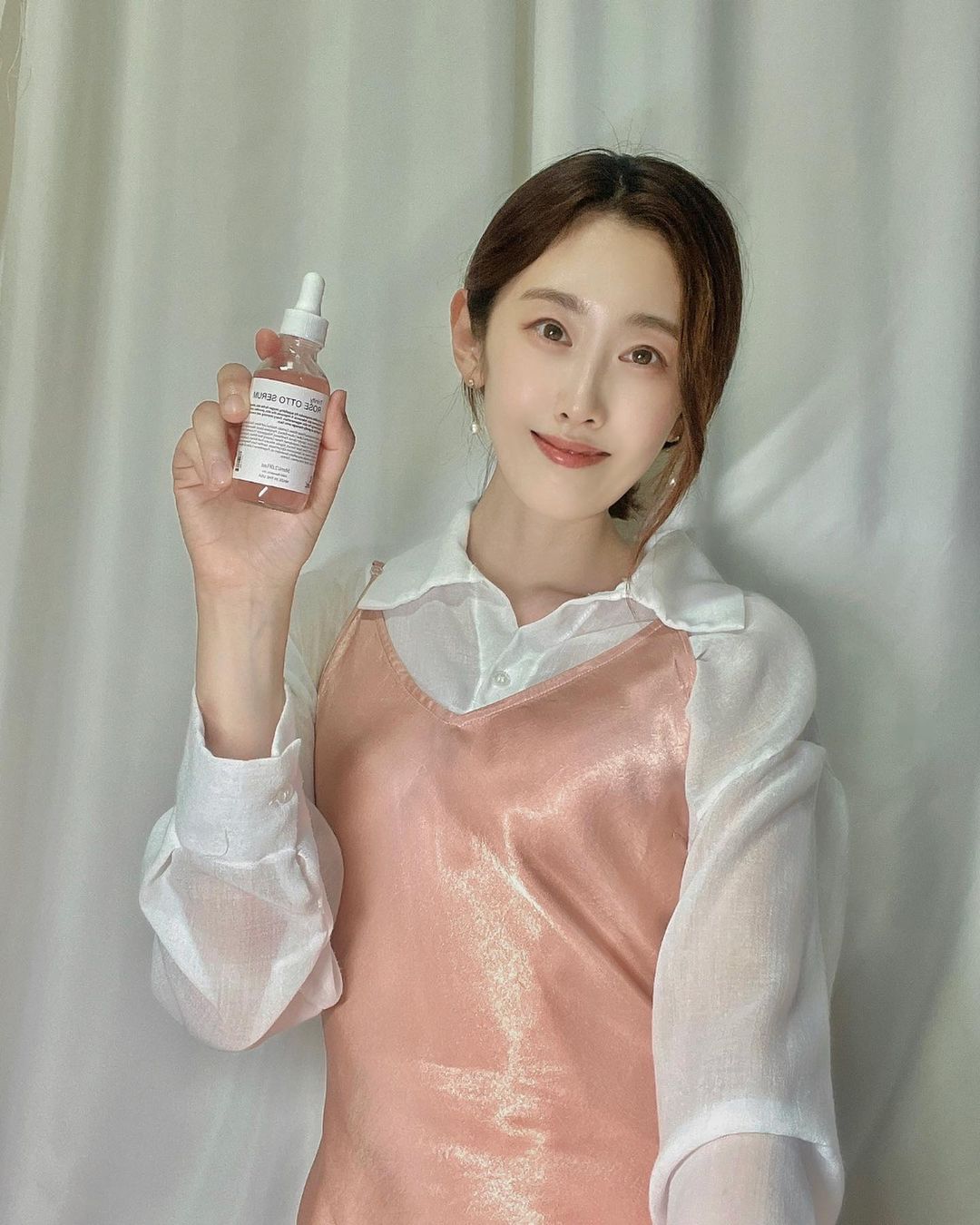 조스튜ㅣ❤️🧡💛💚💙 on Instagram: “#협찬 #로또세럼 이 뭐냐구❔❕ . 👩🏻 아래 내용이 내 피부 얘기인 것 같다 하시는 울 잇님분들! 손👋 . . ✅ 안색이 어둡고 피부톤이 칙칙한 피부❕