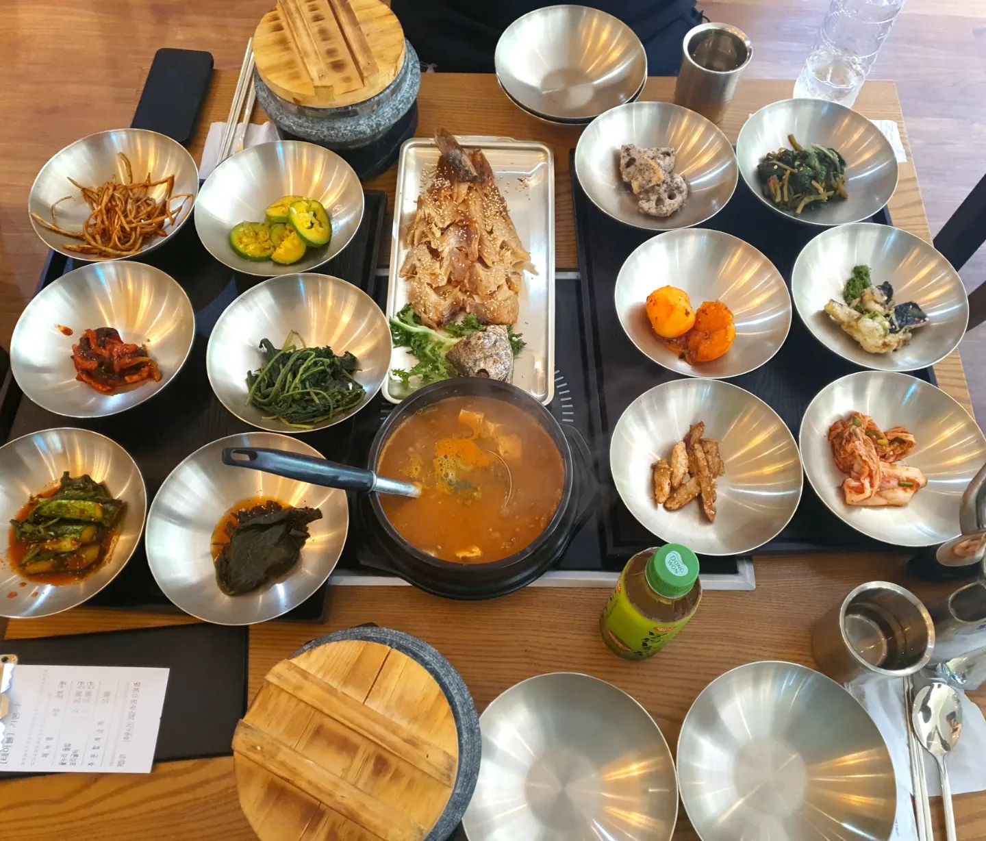 #꽃누리들밥

간만에 건강식 먹으러 한정식 맛집 고고~😊
하남에 가성비 좋은 한정식집이 있다🤩
산아래 한적한 곳에 있어 경치도 좋네~^^

기본상: 1인 10.0
  반찬 12첩+청국장+돌솥밥
추가: 보리굴비 17.0 
 
추가 메뉴는 2인에 1개 정도 시키면 딱인듯하다

그리고 보리굴비 2인분 시키면 간장게장, 꼬막무침, 제육직화구이, 고등어 구이 중 1개를 추가로 준다~ ^^
우린 2명이라 1개만 시킴~^^

가게도 깔끔하고 외부도이쁘고
무엇보다 반찬이 너무 깔끔하다 😚

보리굴비 녹차물에 말아먹고~~🤭
청국장도 💯
반찬 다 맛있지만 그중에 가지탕수 😍😍😍

밥이랑 반찬도 셀프에서 무제한 먹을 수 있고
셀프코너에는 열무김치에 보리밥도 있어 비빔밥도 먹을수 있다♡

간만에 배터지게 건강하게 먹고왔다~^^ 

여긴 평일 점심에도 기본 웨이팅이 1시간정도 있다함~ 우린 11시 오픈 시간에 와서 럭키♡ 

내 입맛 점수 🍬🍬🍬🍬🍬 (5점 만점)

#꽃누리들밥#하남한정식#하남한식맛집#보리굴비맛직#하남보리굴비맛집#한정식맛집#미식가#맛스타그램#먹스타그램#먹팔환영#좋아요환영#먹스타맞팔#인친환영#인친해요#선팔맞팔#선팔하면맞팔#팔로우#맛집탐방#맛집투어#푸드스타그램