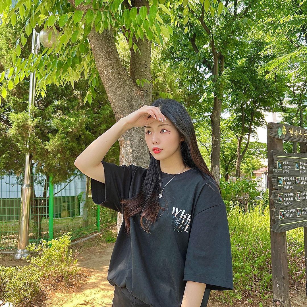 혜진 on Instagram: “#광고 @whatthewearshop 비행기티켓 모양의 타이벡이 포인트 ♥︎ 무난하면서도 유니크해 ꨄ #왓더웨어#왓더웨어반팔티#왓더웨어로고티#그래픽티셔츠#스트릿패션#whatthe