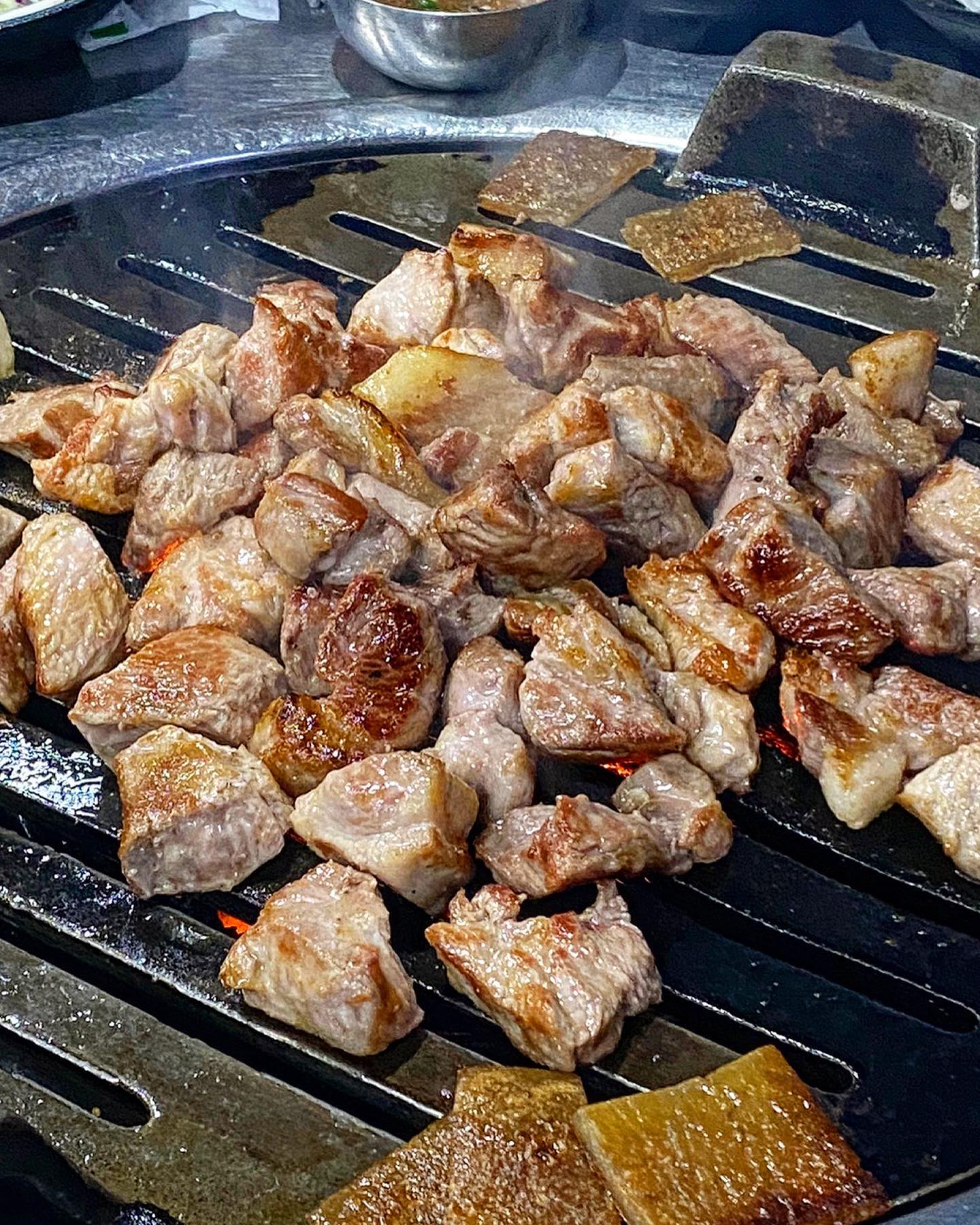#협찬 <마라돈왕주먹고기>
서비스가 대박인 #놀면뭐하니맛집 
용산역과 신용산역 중간에 위치해 용리단길맛집으로도 유명한 이곳!
고기도 두툼, 신선하고 라면, 비빔밥같은 서비스 메뉴들도 퀄리티가 좋아 끊임없이 술이 들어간다.😊 
용산에서 고깃집 찾으시는 분들은 무조건 추천!!

🔸왕주먹고기 15,000원
🔸삼겹살 15,000원
🔸냄비비빔밥 1,000원
🔸냉면 6,000원

⭐️마라돈 서비스 이벤트⭐️
✔️고기 2인분 첫주문시 껍데기 서비스
✔️ 소주 2병째 콩나물 라면 서비스
✔️ 소주 3병째 주문시 3+1 서비스
✔️ SNS에 태그와 함께 사진 업로드시 소주 or 음료 서비스
✔️ 처음처럼 소주에 원하는 문구 라벨지 프린트 가능

🧭위치 서울용산구한강대로17길 7

🔸회식, 단체손님 최대 100명 수용가능

⏰영업시간 매일 12:00 - 22:00

#먹스타그램 #나랑_용산 #나랑_신용산 #용산맛집 #신용산맛집 #용산고기집 #신용산고기집 #마라돈왕주먹고기 #용리단길맛집 #용산회식장소
