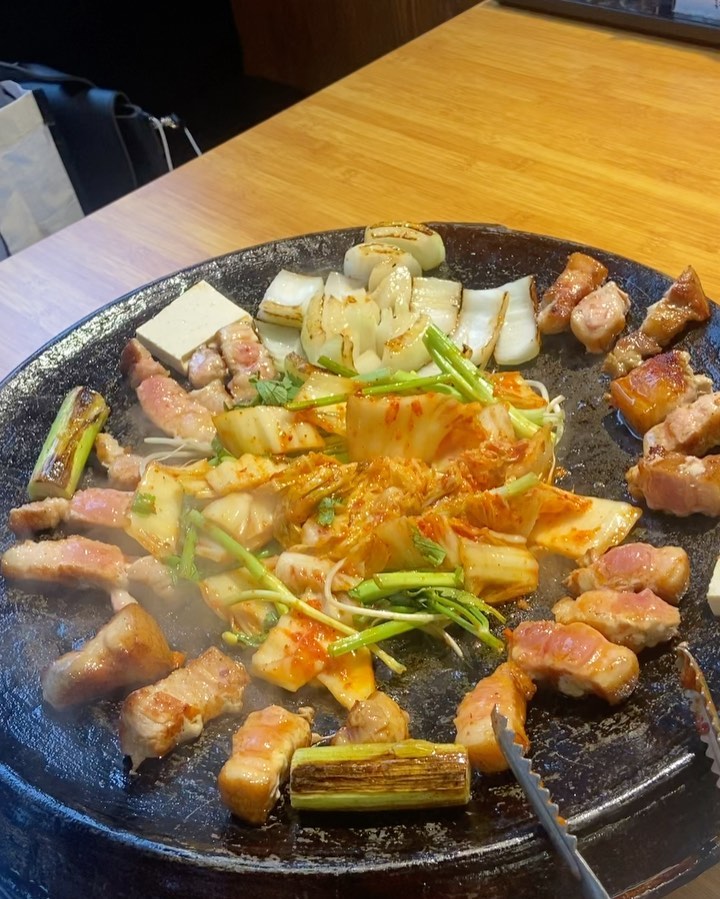 이수 존맛 삼겹살집을 발견했습니당ㅎㅎ
#육대장이수역점 이제 육개장 말고 고기먹으러 와야겠어요ㅎㅎ
솥뚜껑에 구워주는 삼겹살과 김치! 
소주 한 잔에 훌훌 털어주면 크으..!
#이수역맛집 #이수맛집 #사당맛집 #방배동맛집 #이수역고기집 #육대장이수