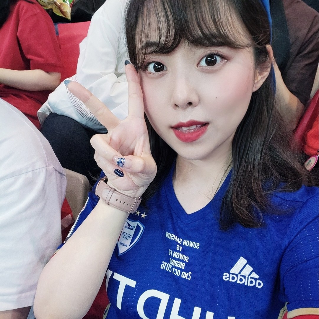#첫줄앙영 브라질전👀 내 눈앞의
#손흥민 #네이마르 #쿠티뉴 #비니시우스
.
.
.
.
축구 안 좋아하는 사람? 일단 저는 아니구요🤣
축구 직관 처음이라서.. 집에서 7시에 출발했는데
40분만에 도착한 기적이 저에게 일어났습니둥⚡️

세상에, 💕생각보다 더 가까이서 쏘니를 봤어요
(10:1으로 조심스럽게 예상했....🤍💛💜 아핳)

그리구 느낀 점 하나 더!
다음 핸드폰은 무조건 아이폰 Pro로 갈게요🌸
화질이 다르쟈나ㅠ ㅠ
.
.
.
.
#아직 #하나더남았어요 #운동해야되는여자 #😘
#운동하는여자 #축구보는여자 #롤하는여자 #🎈
#브라질전 #브라질전직관 #내생에이런일이 #😎
#축구유니폼 #Overthepitch #Beautiful #ootdfashion
#workout #bmwx4 #bmwx7 #벤츠cls 
#벤츠gls #지프 #캐딜락 #아우디Q3