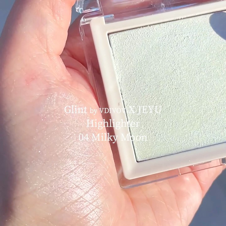 Coolin 쿠린 on Instagram: “#광고 ✨인생 쿨톤 #하이라이터 추천 ✨ Glint X JEYU Highlighter 04 Milky Moon 🌔 저는 하이라이터를 아직 정착해본적이 없어요🥲 그런데 이 하라는 다각도로 밀키 핑크빛